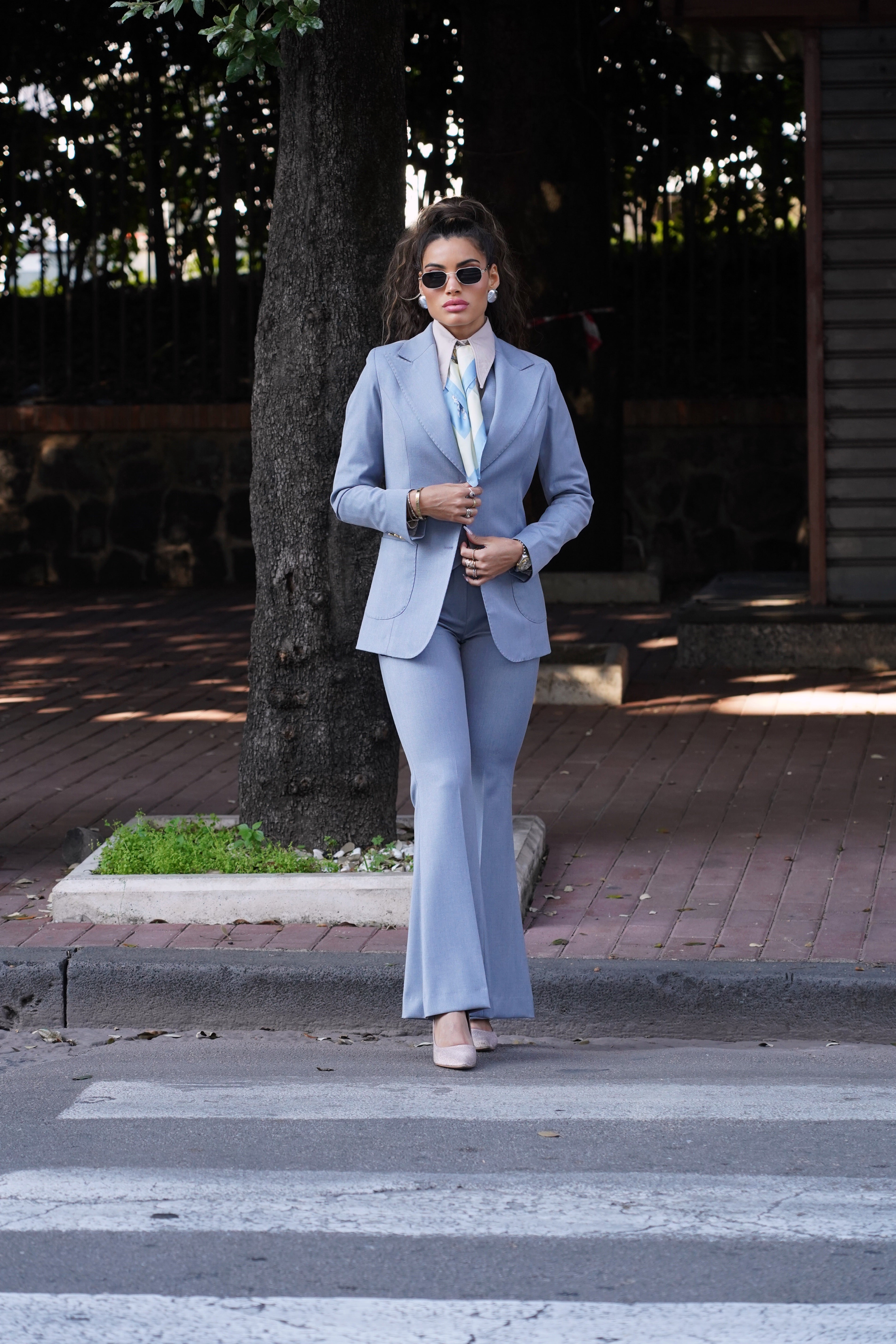 Tailleur azzurro polvere rever a lancia tre pezzi con bottoni oro