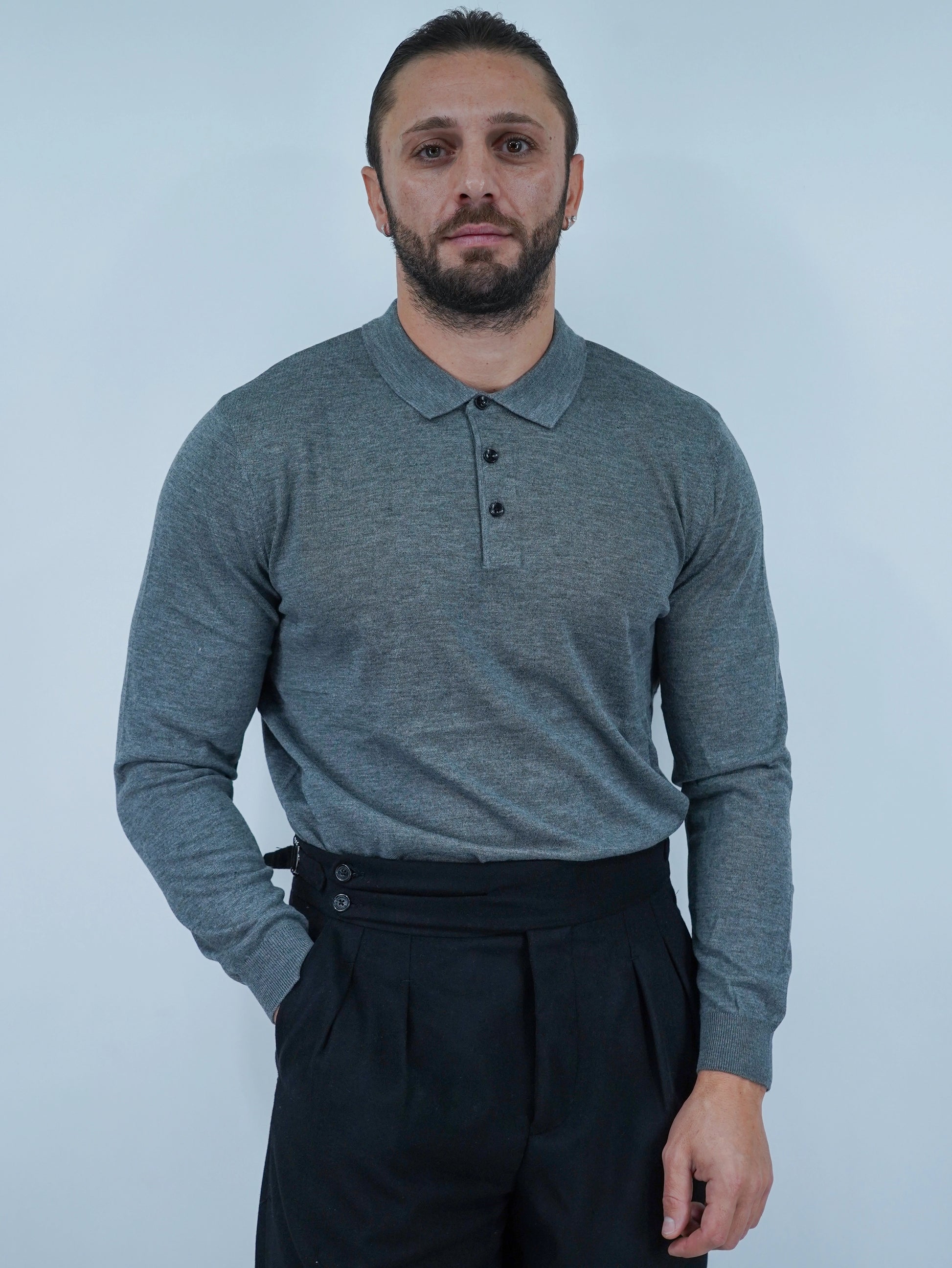 Polo con bottoni in filo grigio