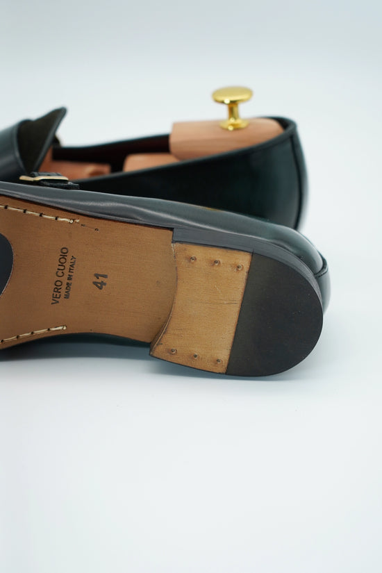 Mocassino doppiafibbia con frange abrasivato e camoscio verde