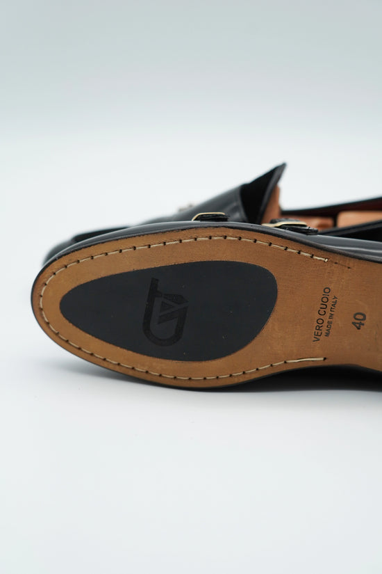 Mocassino doppiafibbia con frange abrasivato e camoscio nero