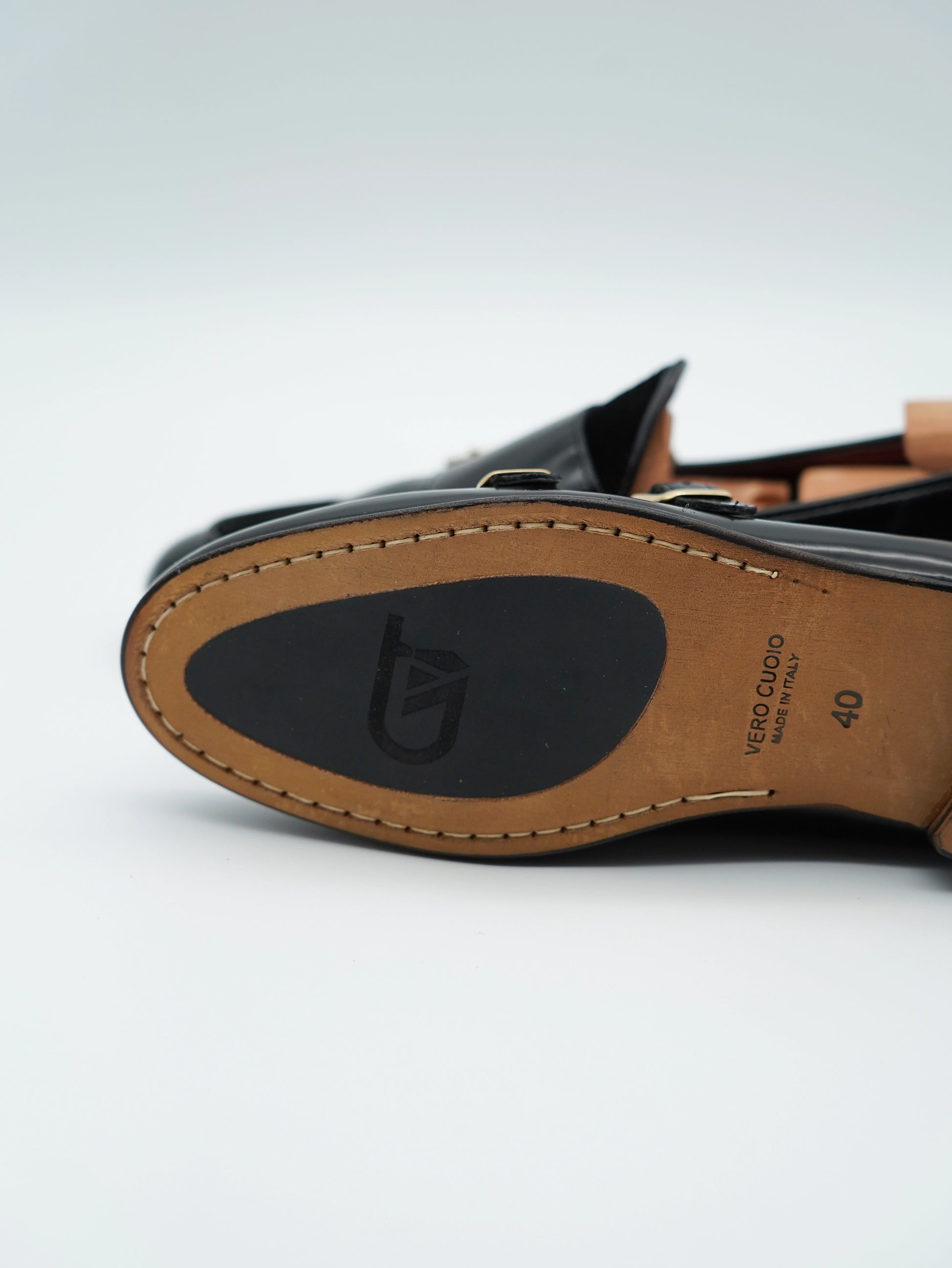 Mocassino doppiafibbia con frange abrasivato e camoscio nero