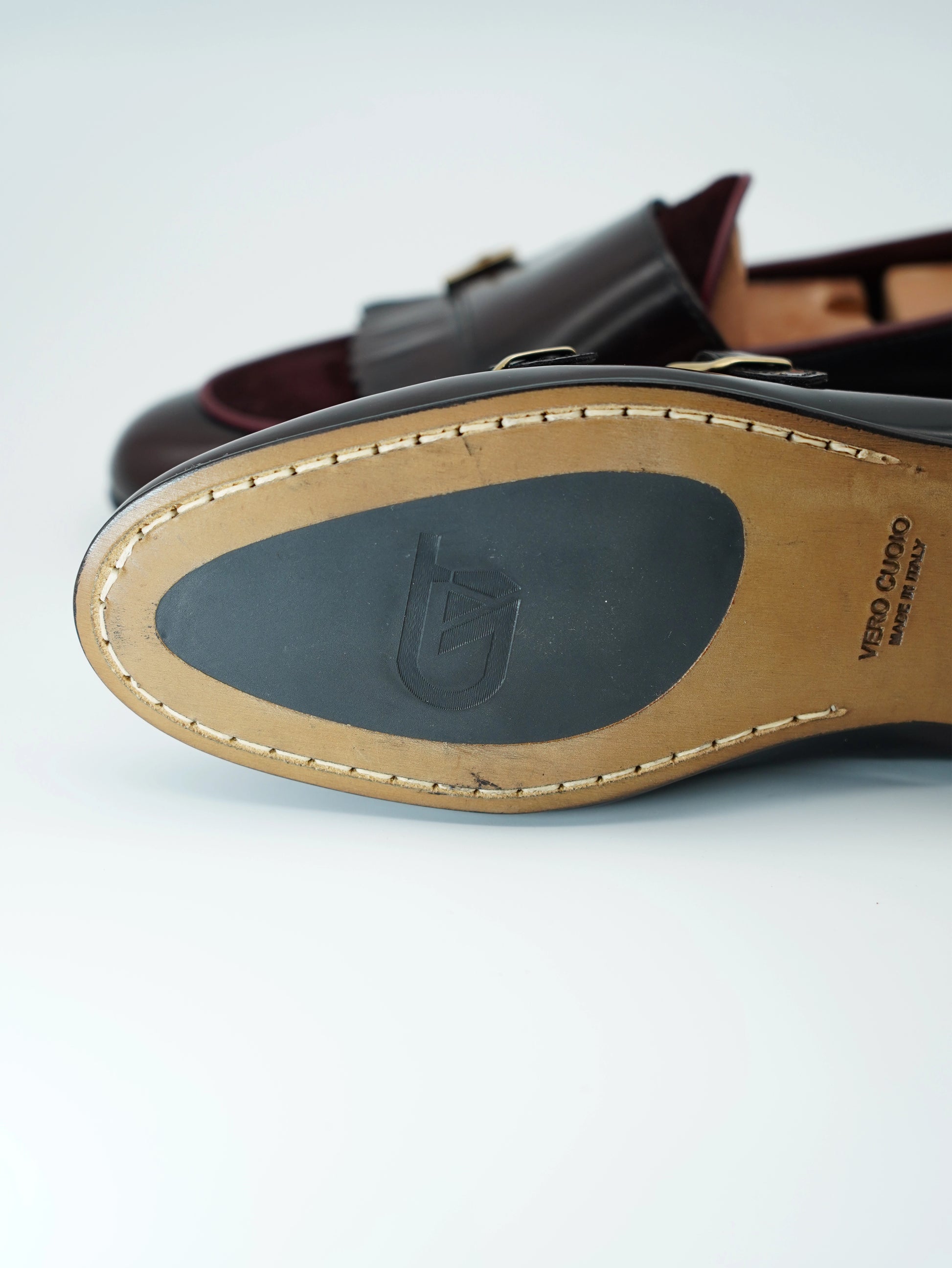 Mocassino doppiafibbia con frange abrasivato e camoscio bordeaux