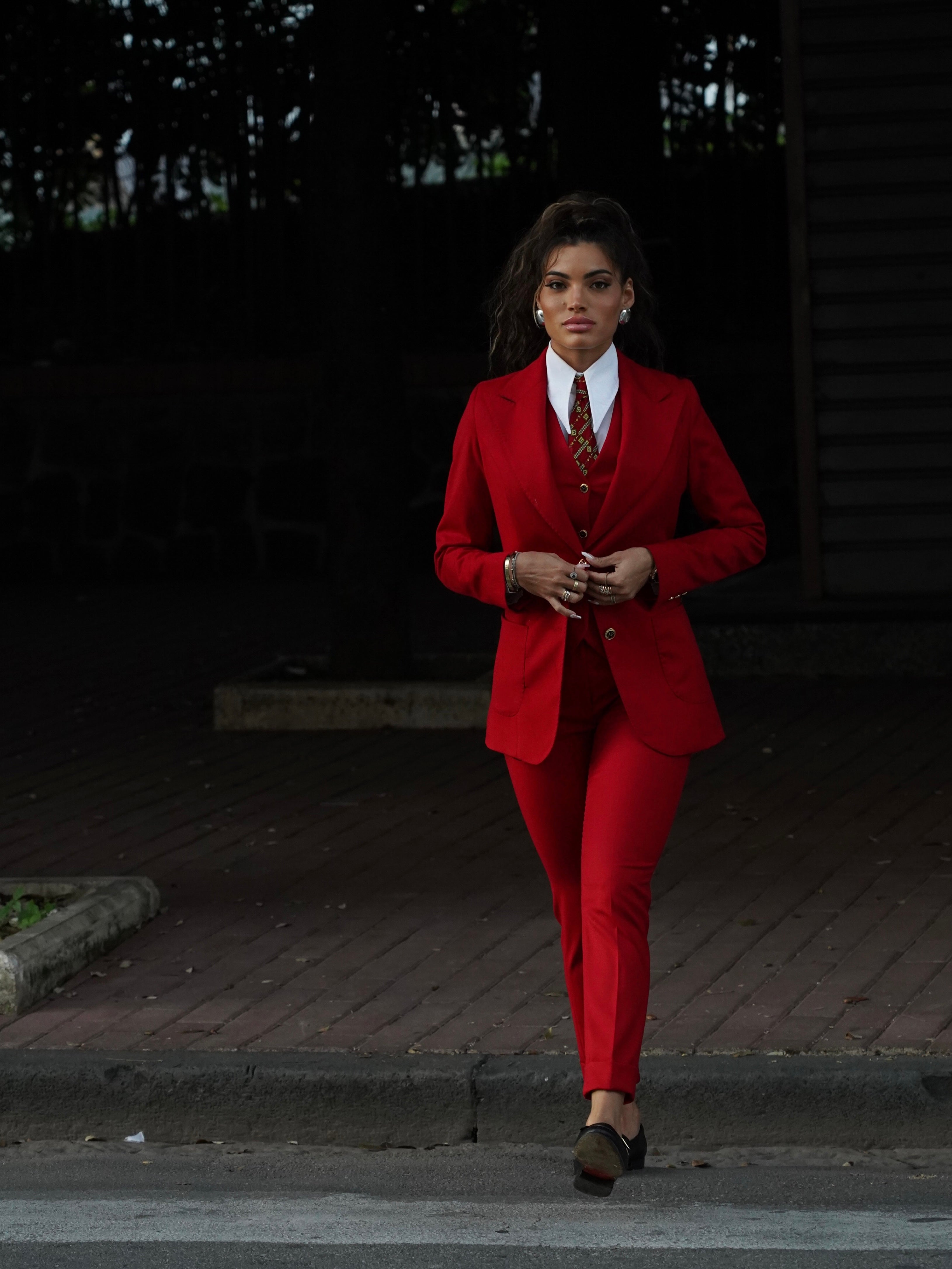 Tailleur rosso rever a lancia tre pezzi con bottoni oro
