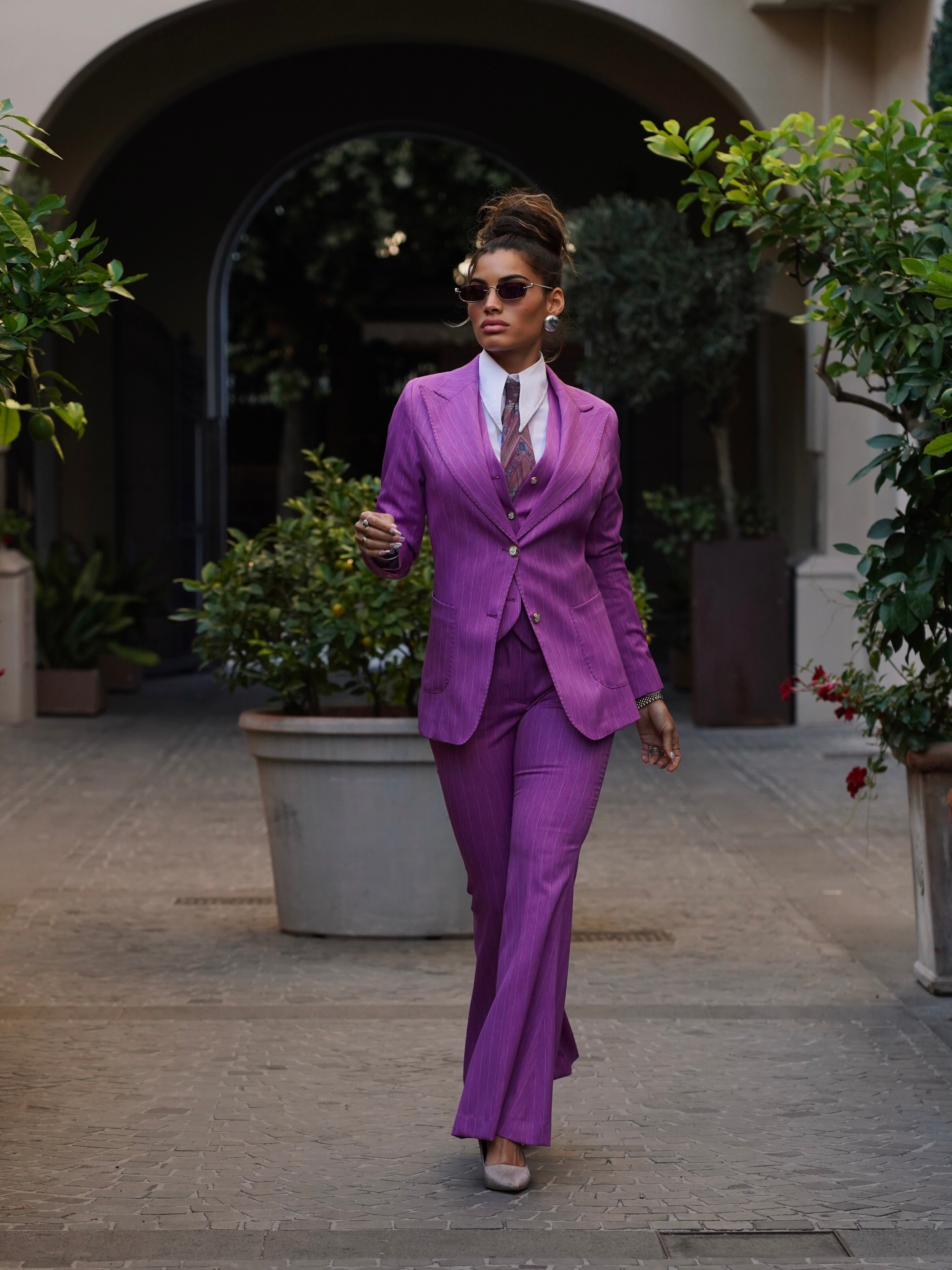 Tailleur gessato fucsia rever a lancia tre pezzi con bottoni oro