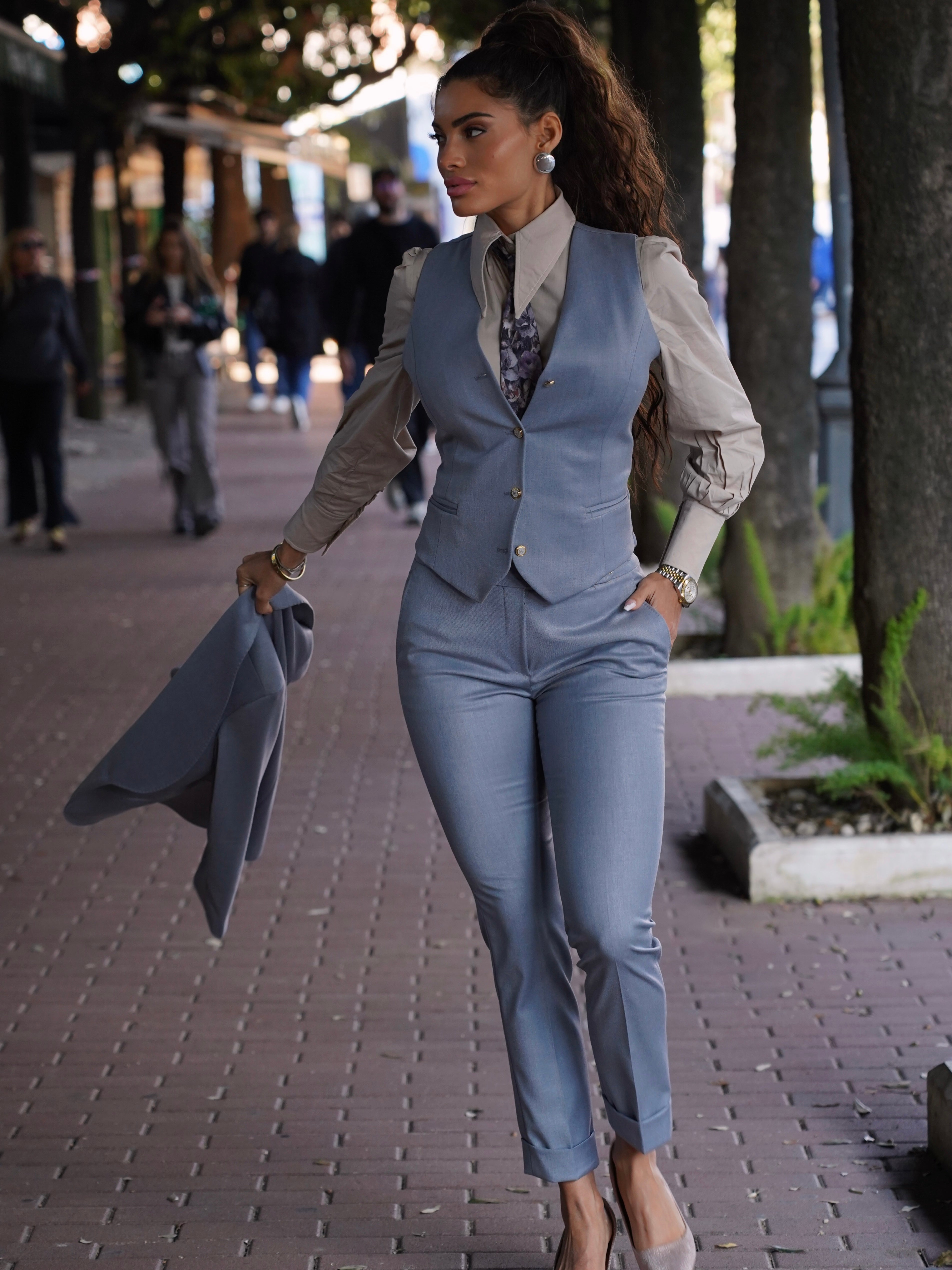 Tailleur azzurro polvere tre pezzi collo scialle con bottoni oro.