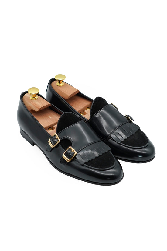 Mocassino doppiafibbia con frange abrasivato e camoscio nero