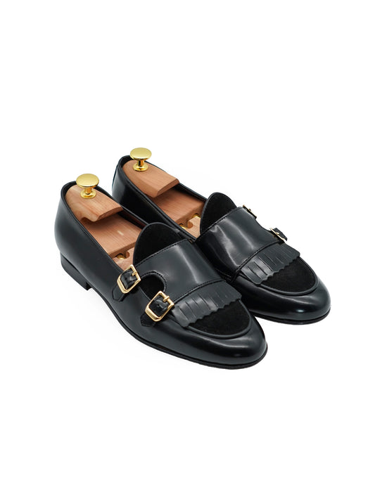 Mocassino doppiafibbia con frange abrasivato e camoscio nero