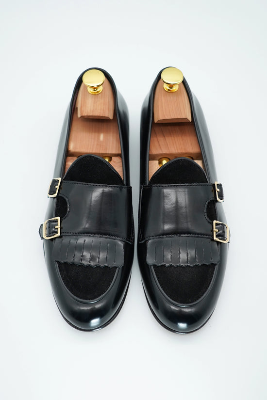 Mocassino doppiafibbia con frange abrasivato e camoscio nero