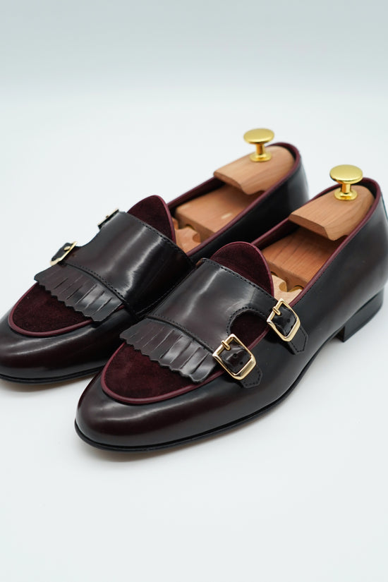 Mocassino doppiafibbia con frange abrasivato e camoscio bordeaux