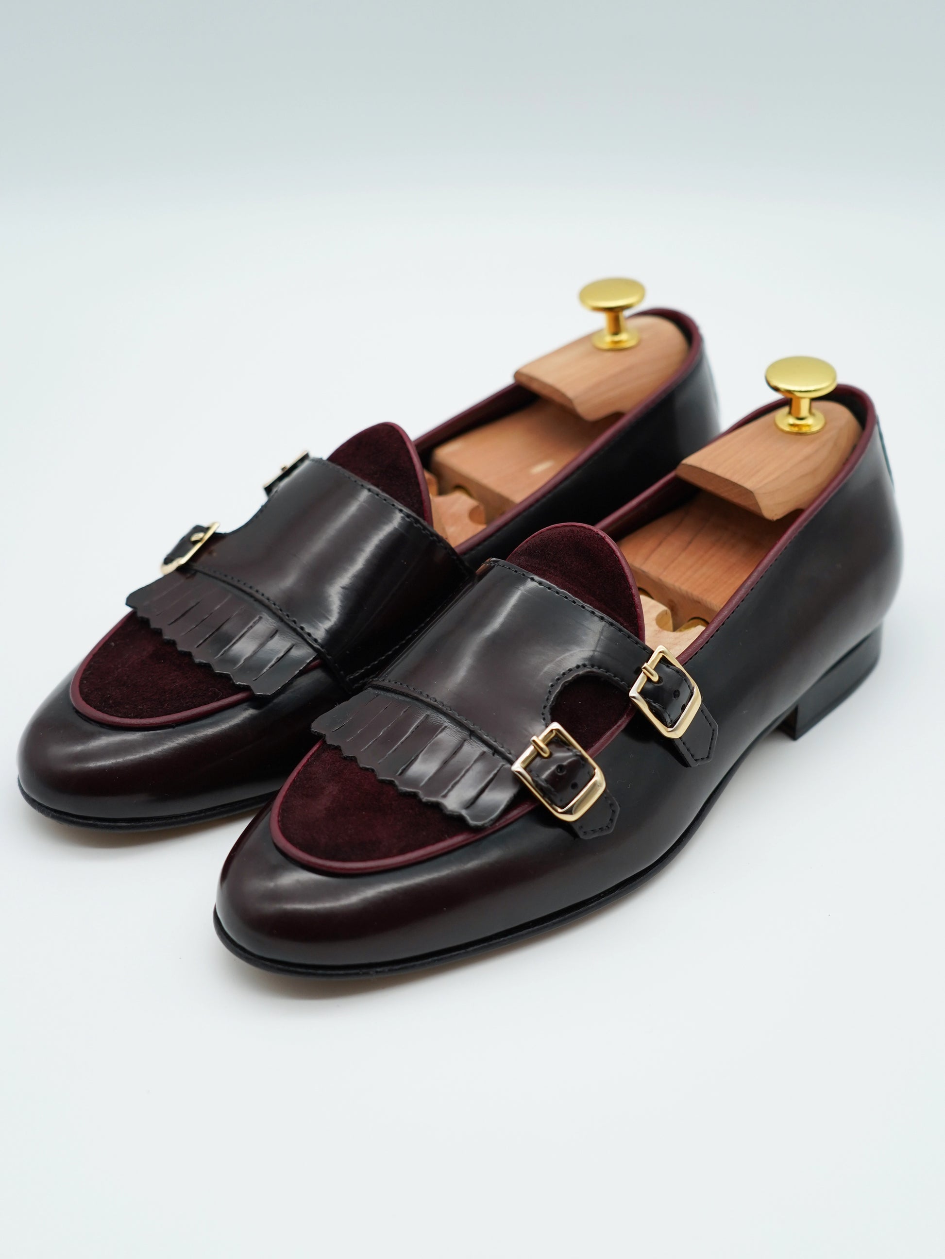 Mocassino doppiafibbia con frange abrasivato e camoscio bordeaux