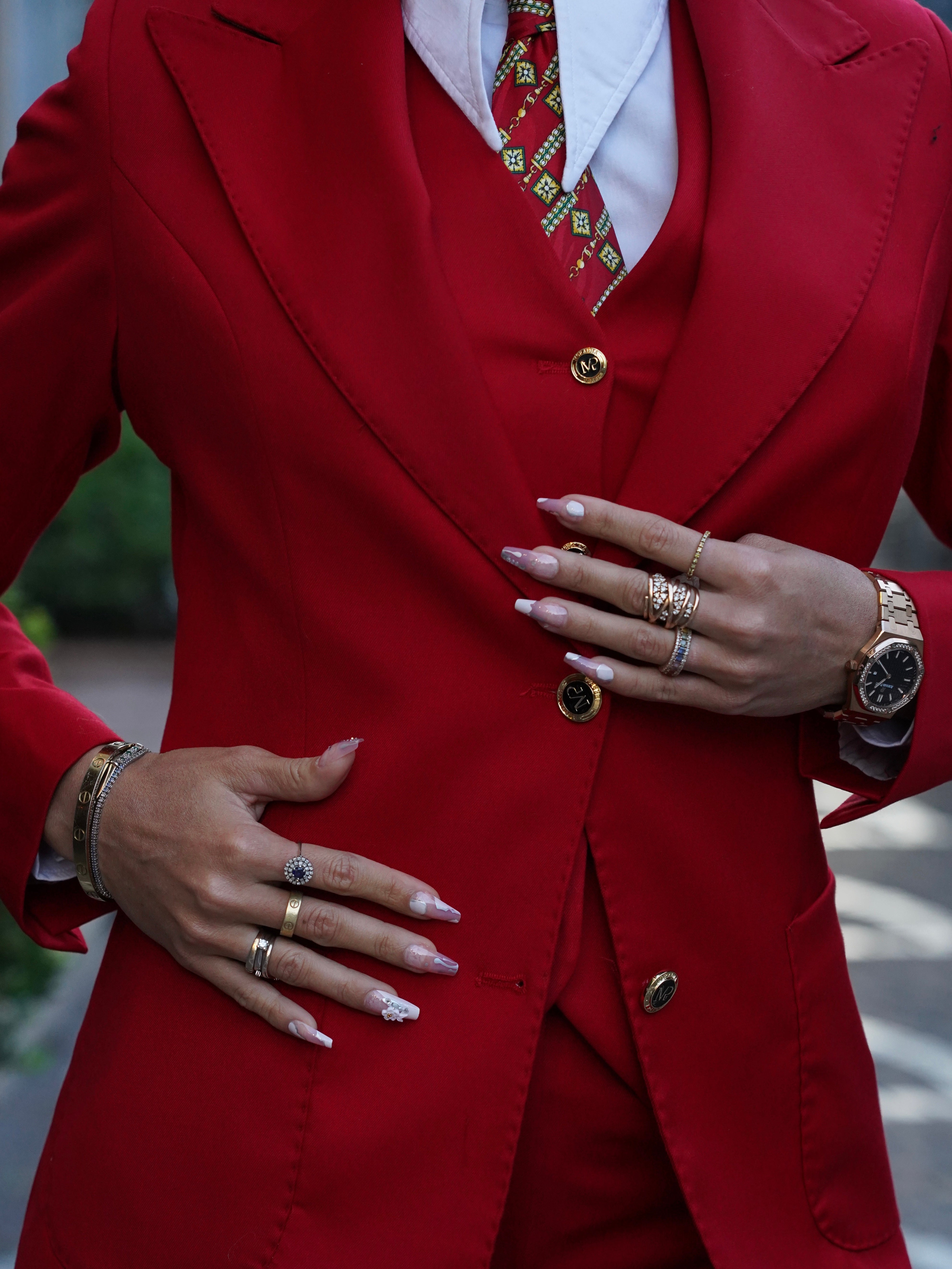 Tailleur rosso rever a lancia tre pezzi con bottoni oro