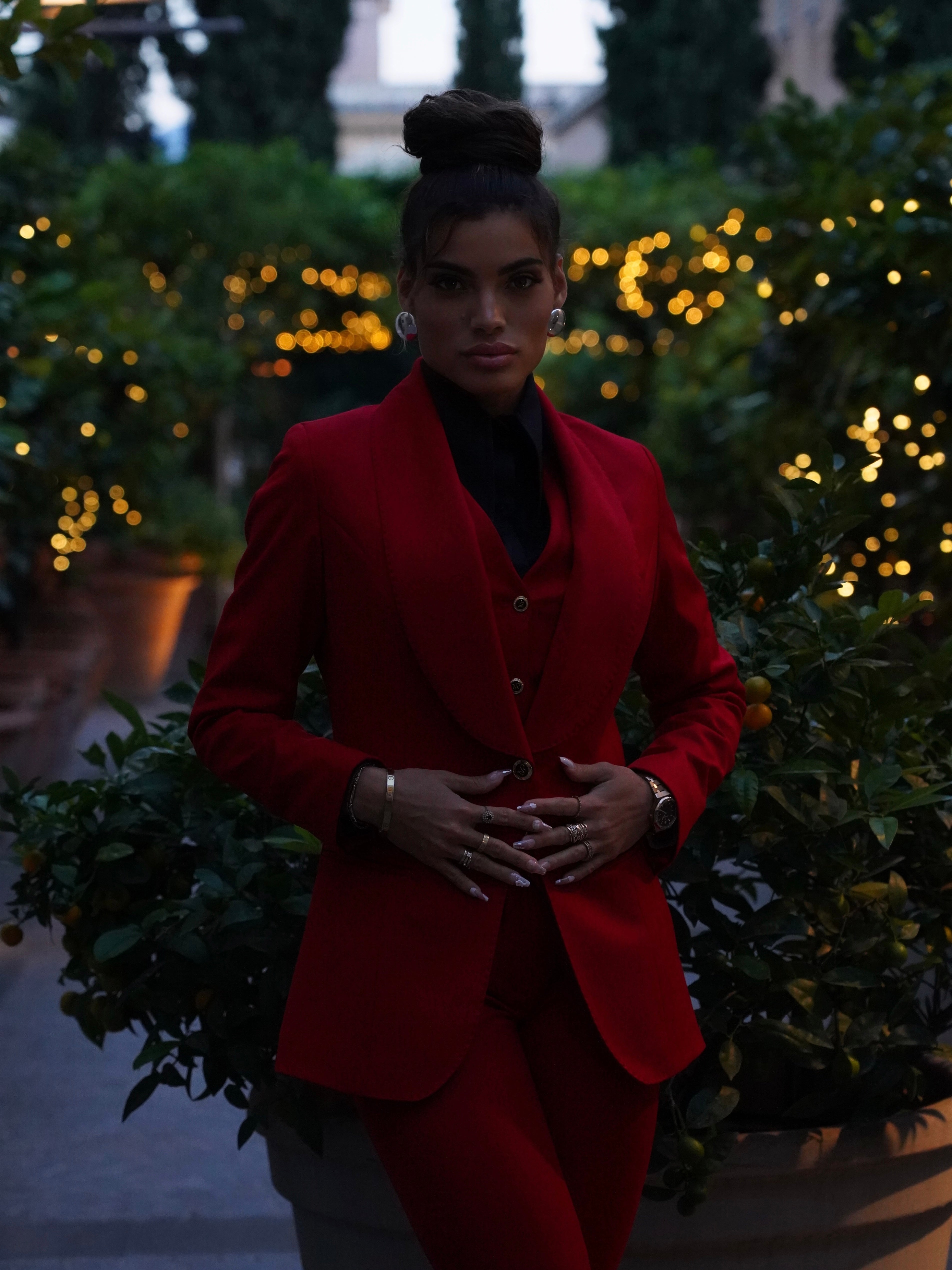 Tailleur collo a scialle tre pezzi rosso con bottoni oro.