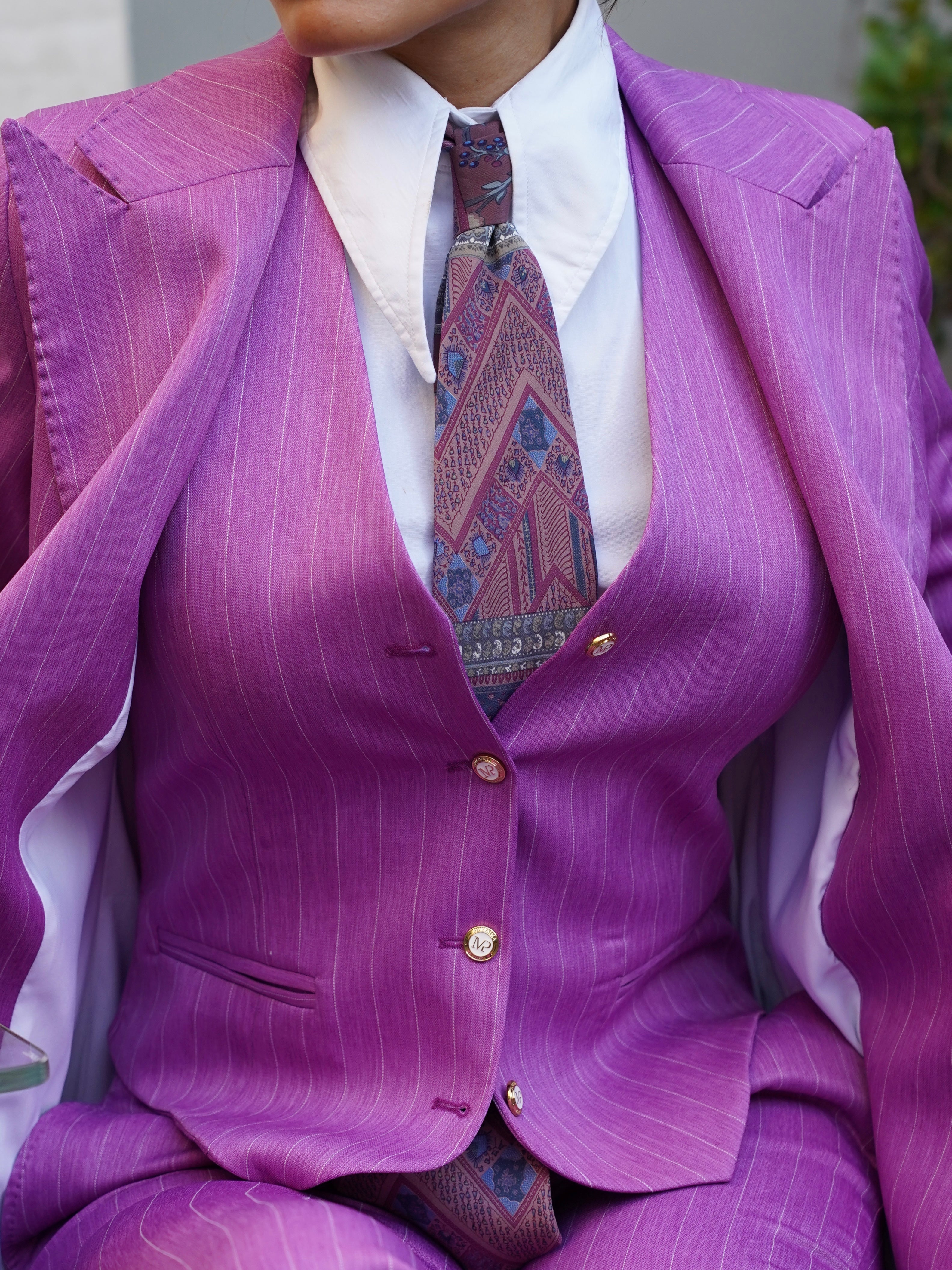 Tailleur gessato fucsia rever a lancia tre pezzi con bottoni oro