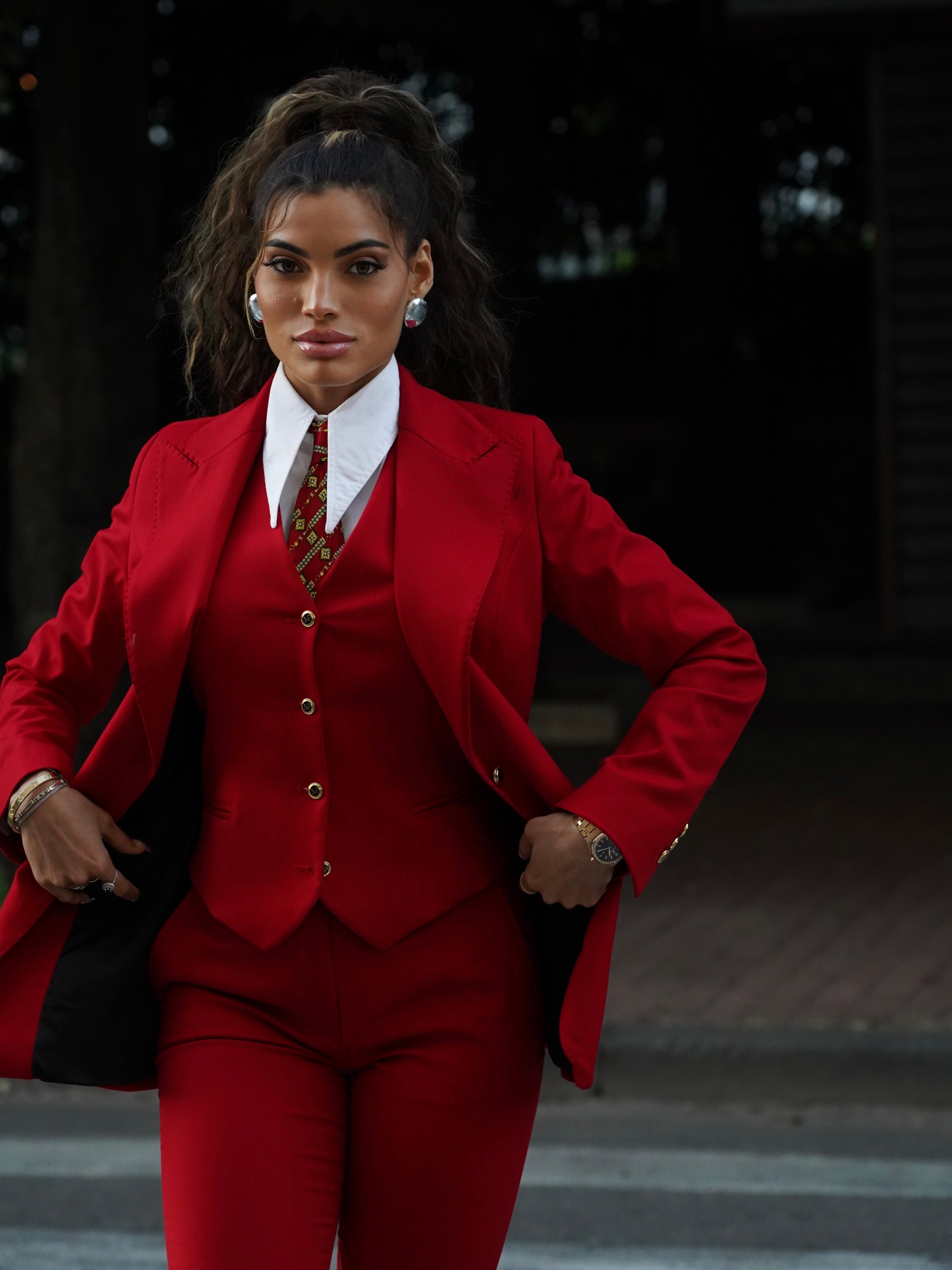 Tailleur rosso rever a lancia tre pezzi con bottoni oro