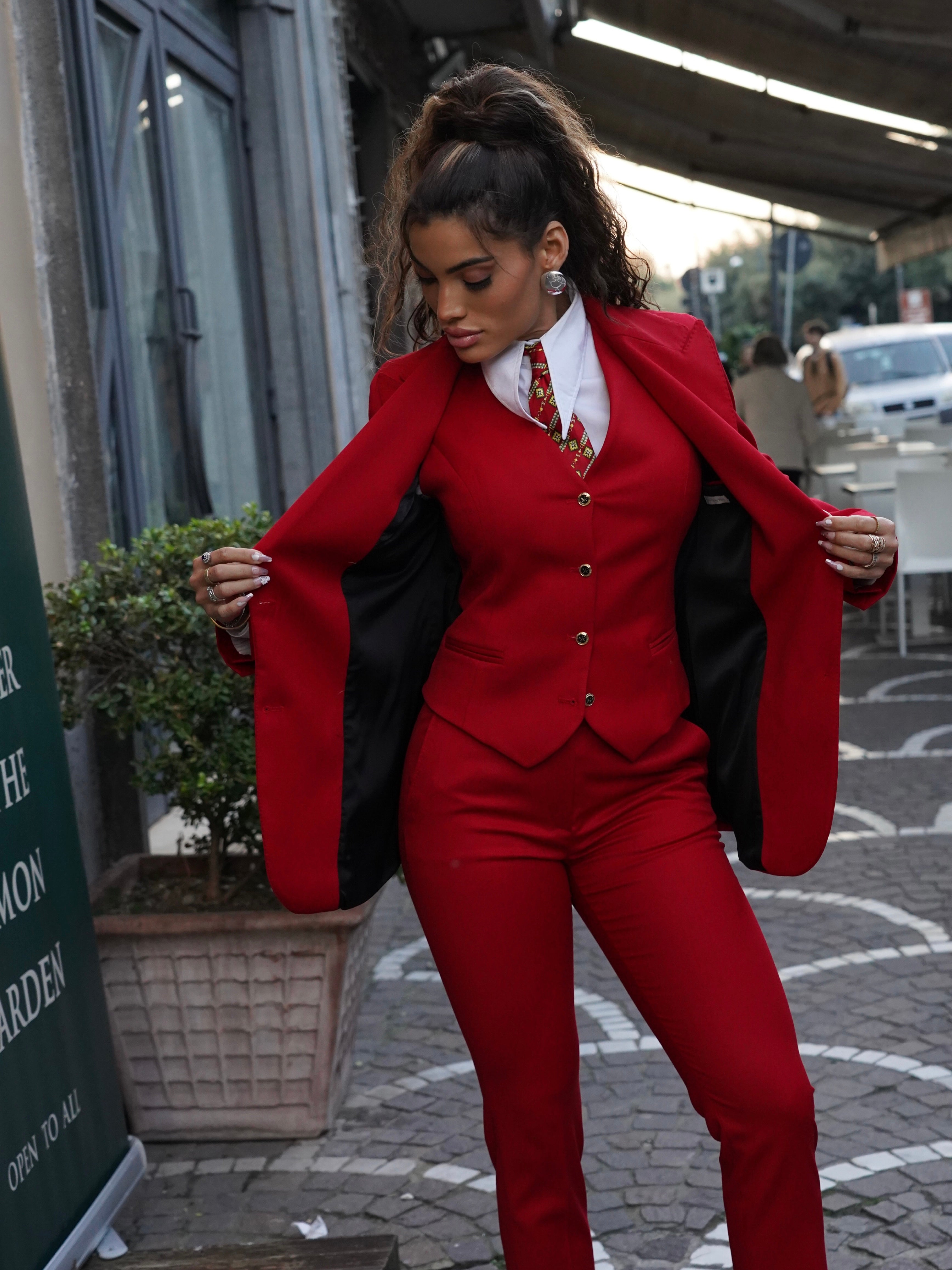 Tailleur rosso rever a lancia tre pezzi con bottoni oro