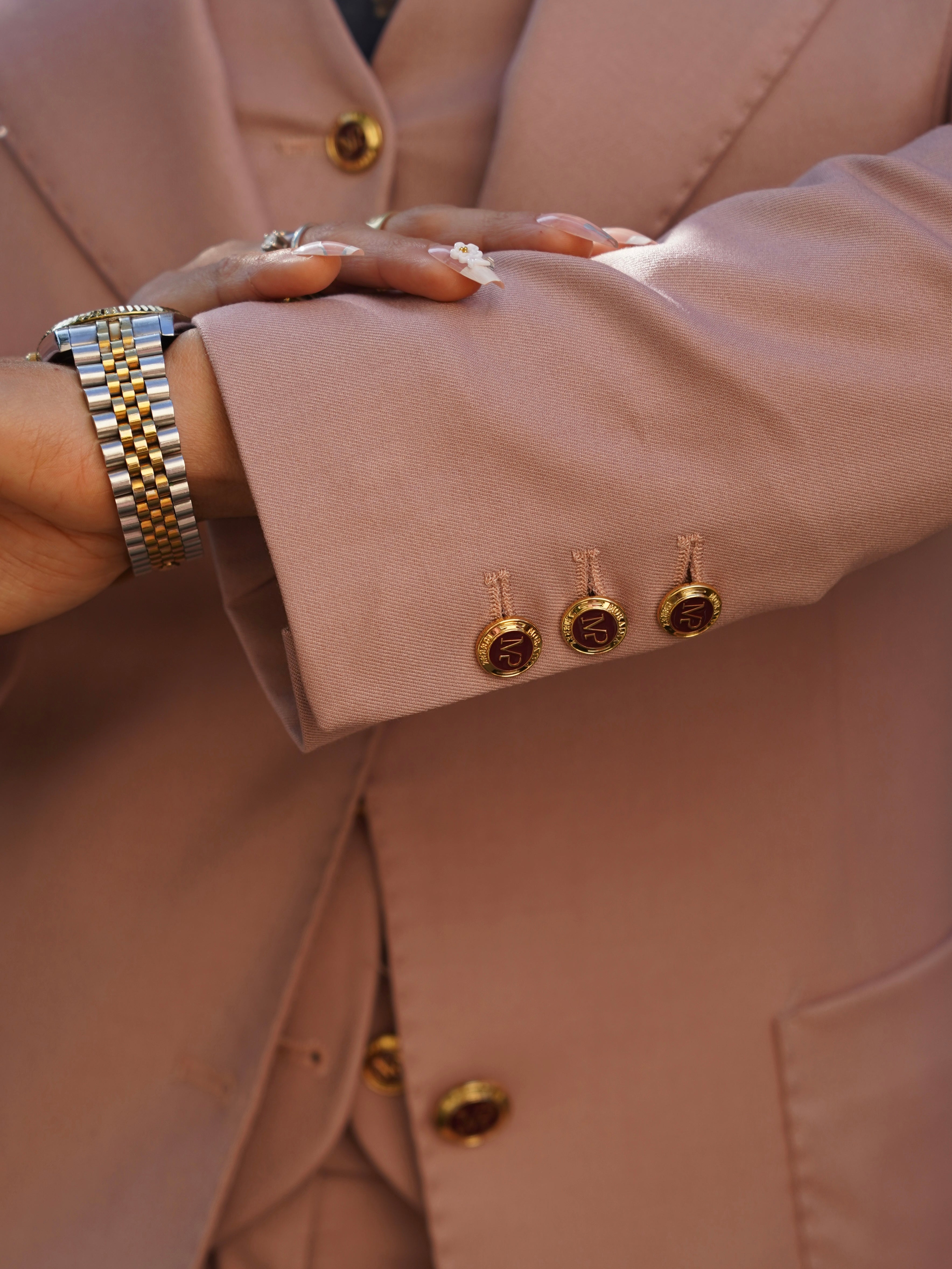 Tailleur rosa antico rever a lancia tre pezzi con bottoni oro