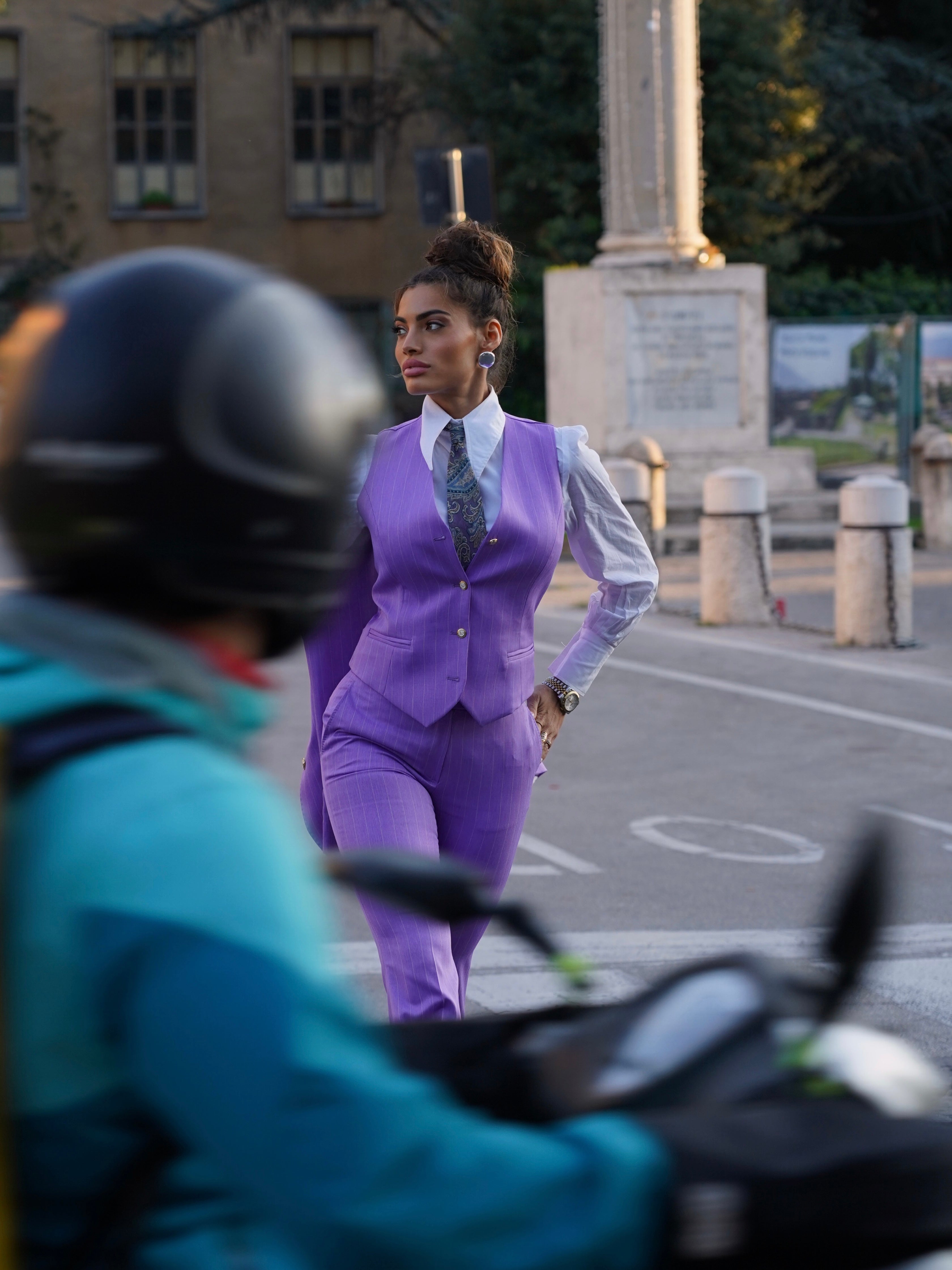 Tailleur gessato lilla rever a lancia tre pezzi con bottoni oro