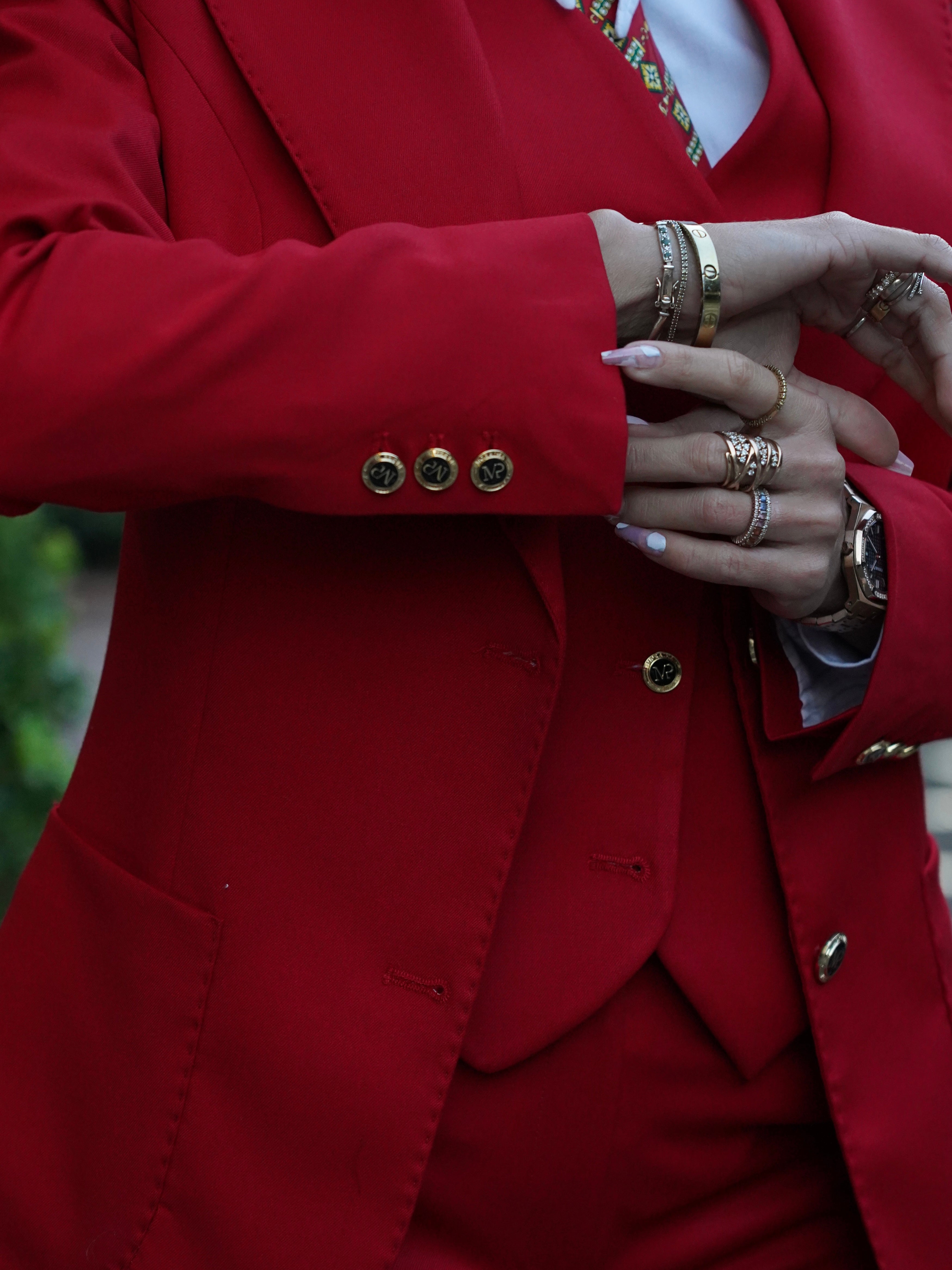 Tailleur collo a scialle tre pezzi rosso con bottoni oro.