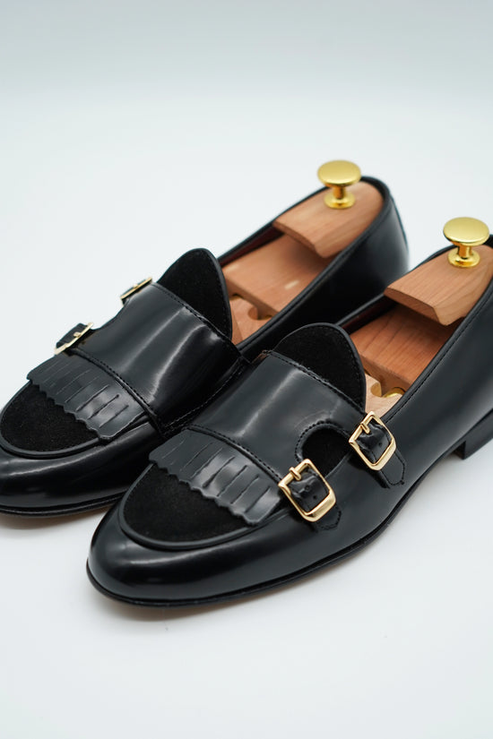 Mocassino doppiafibbia con frange abrasivato e camoscio nero