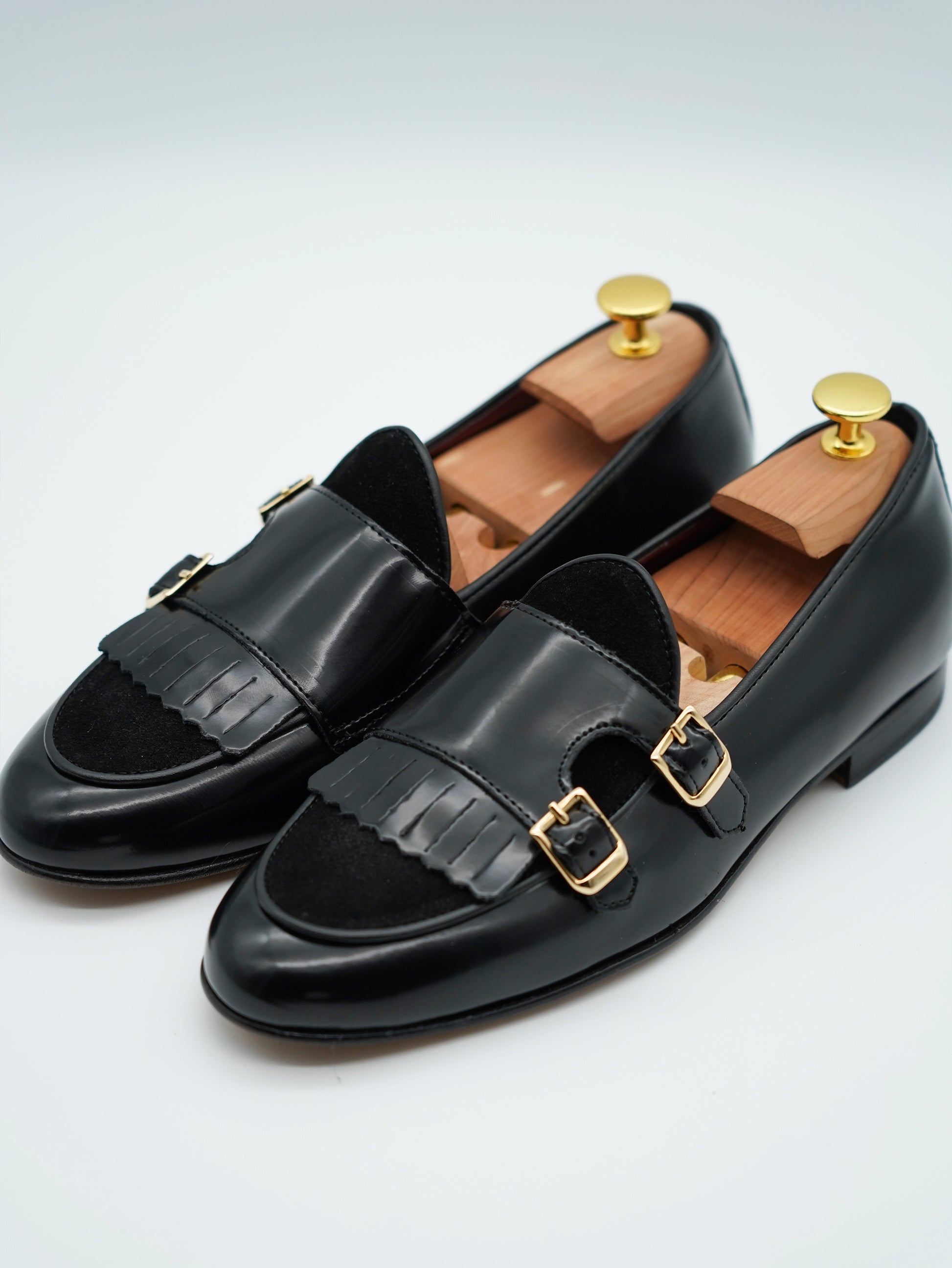 Mocassino doppiafibbia con frange abrasivato e camoscio nero