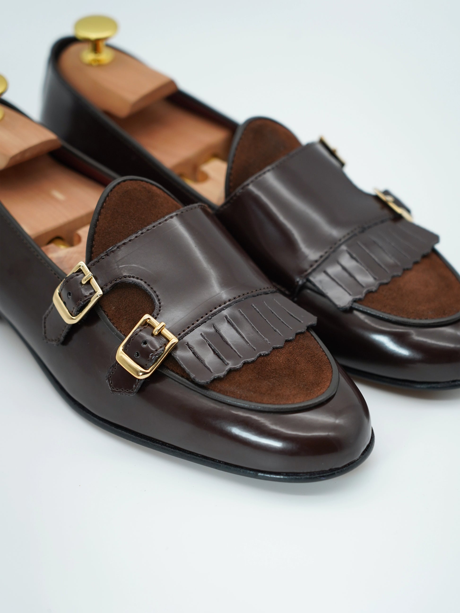 Mocassino doppiafibbia con frange abrasivato e camoscio testa di moro