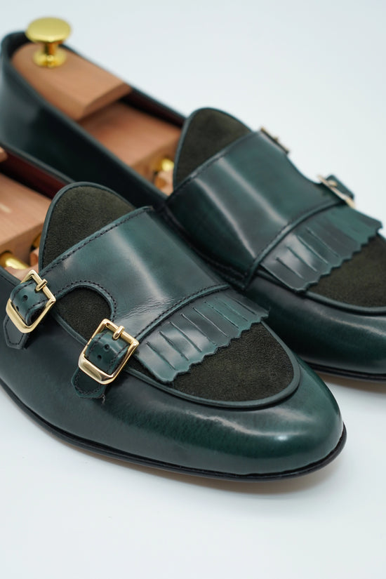 Mocassino doppiafibbia con frange abrasivato e camoscio verde