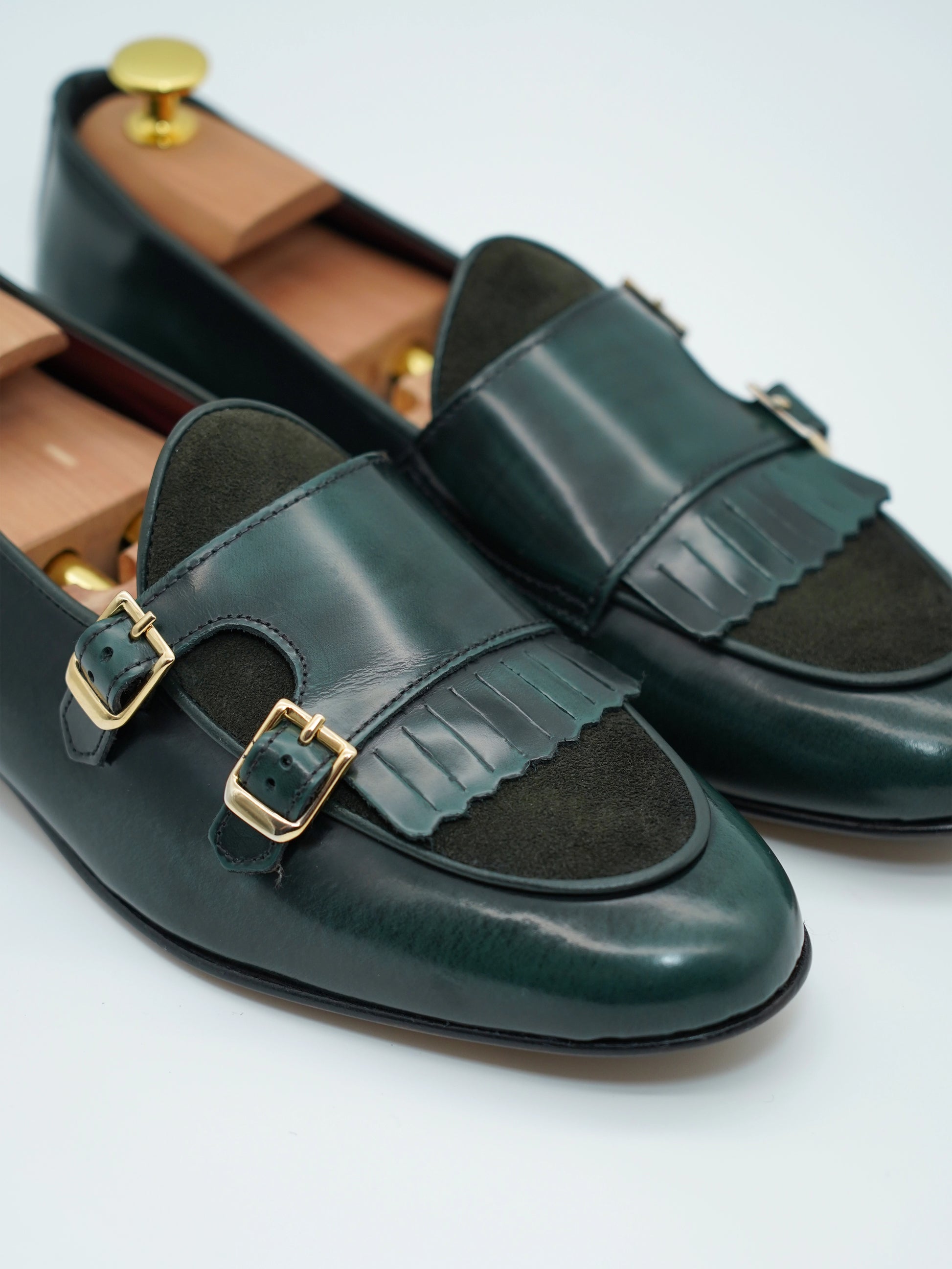 Mocassino doppiafibbia con frange abrasivato e camoscio verde