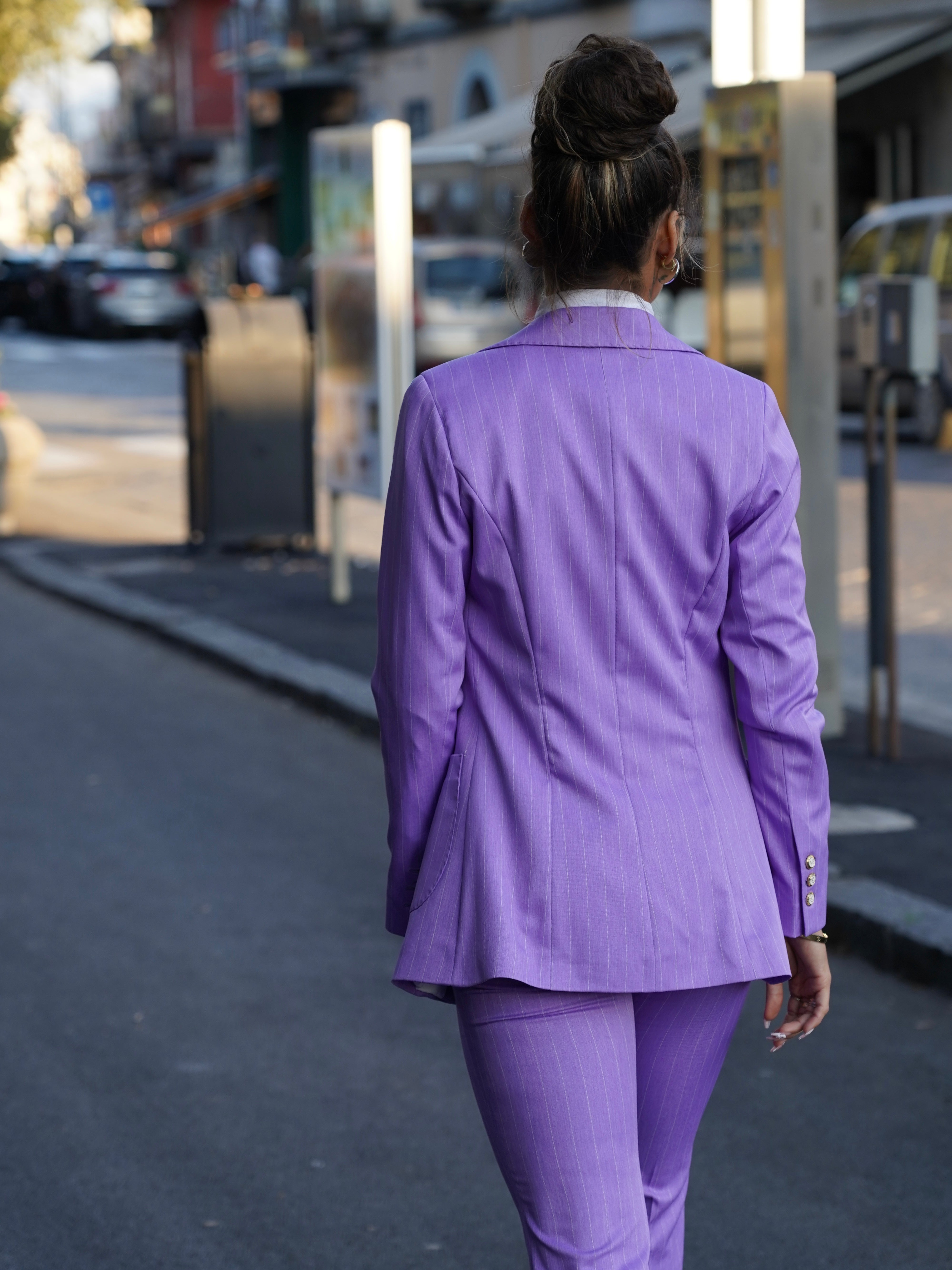 Tailleur gessato lilla rever a lancia tre pezzi con bottoni oro