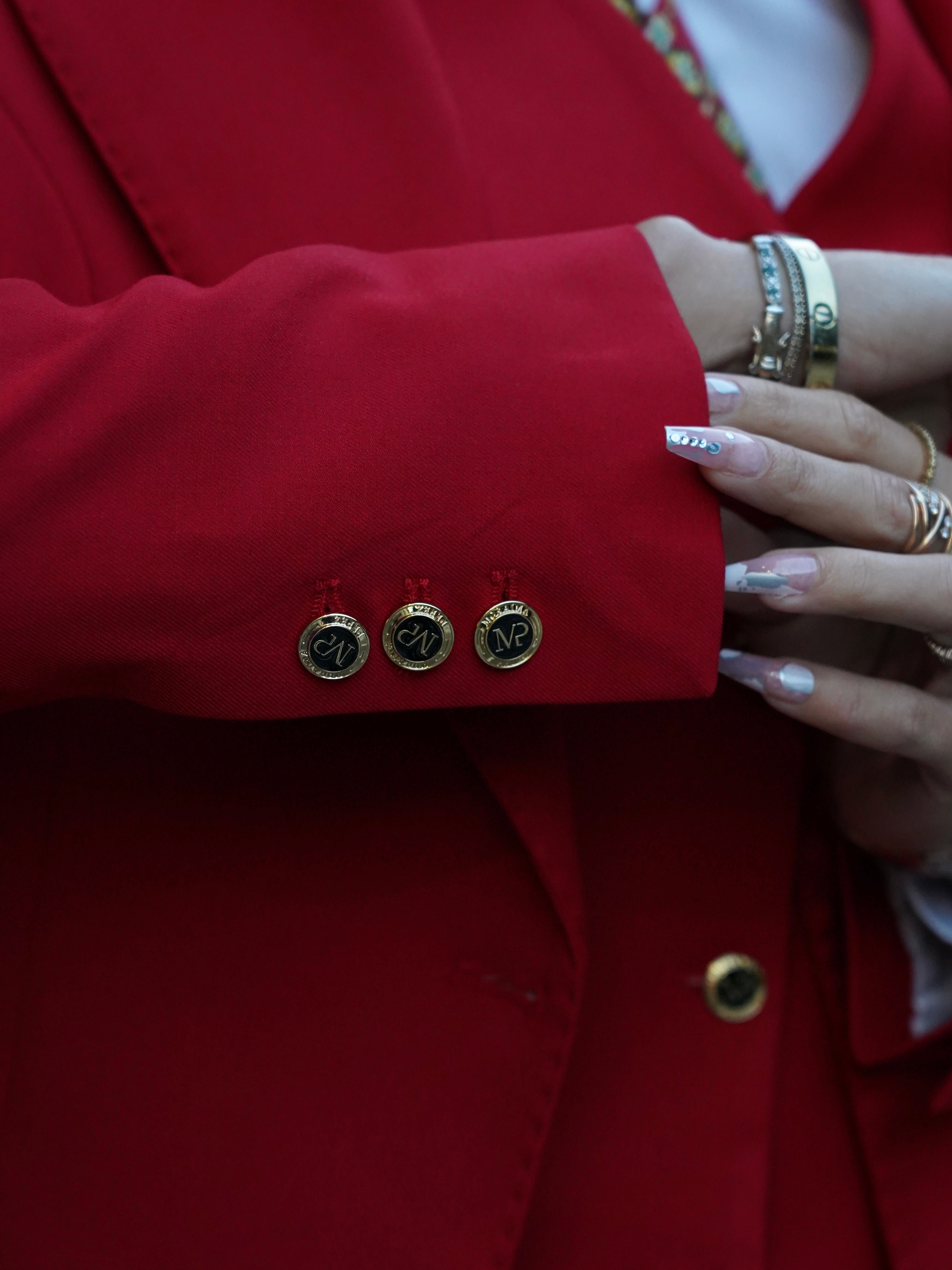 Tailleur rosso rever a lancia tre pezzi con bottoni oro