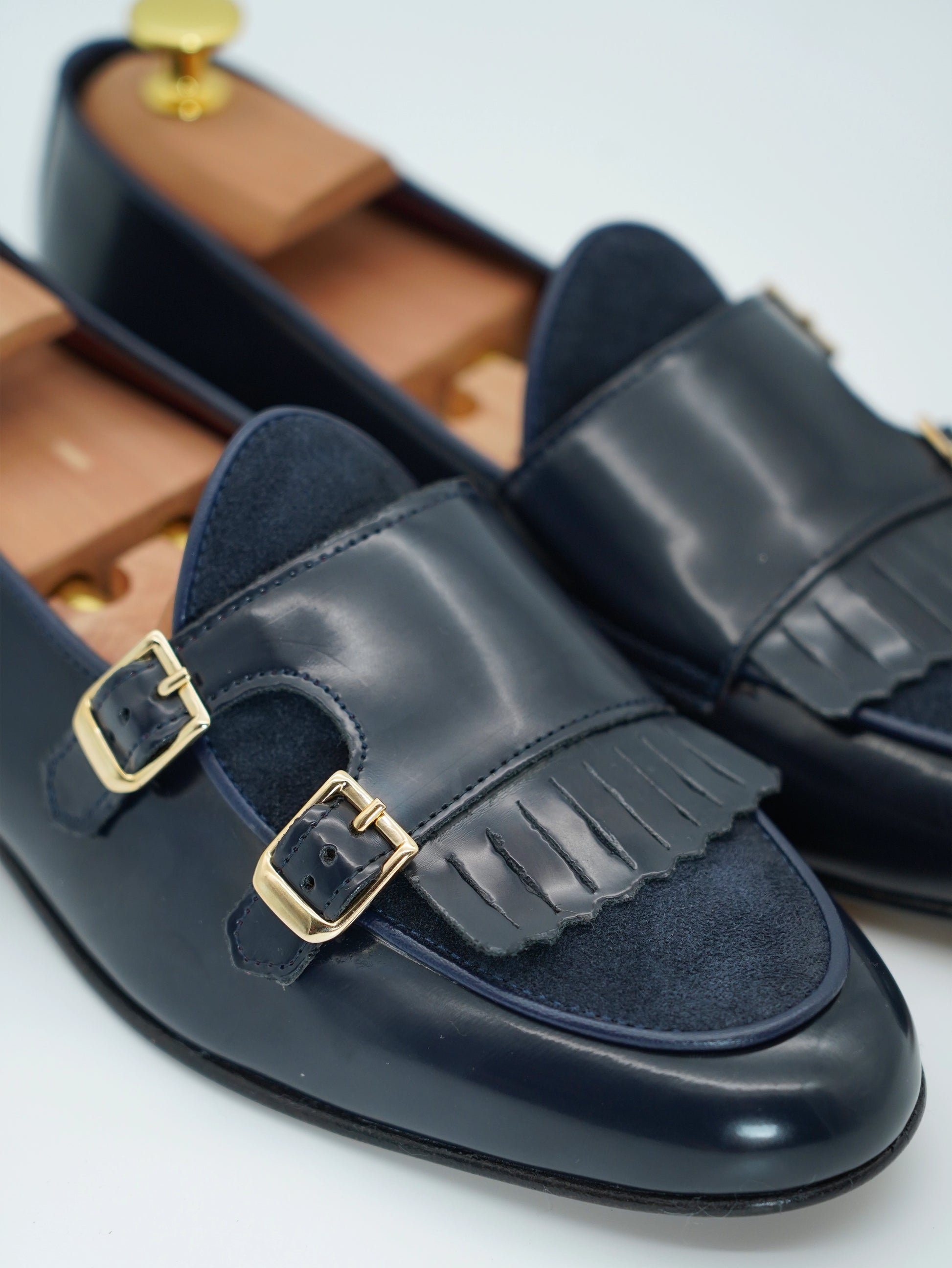 Mocassino doppiafibbia con frange abrasivato e camoscio blu