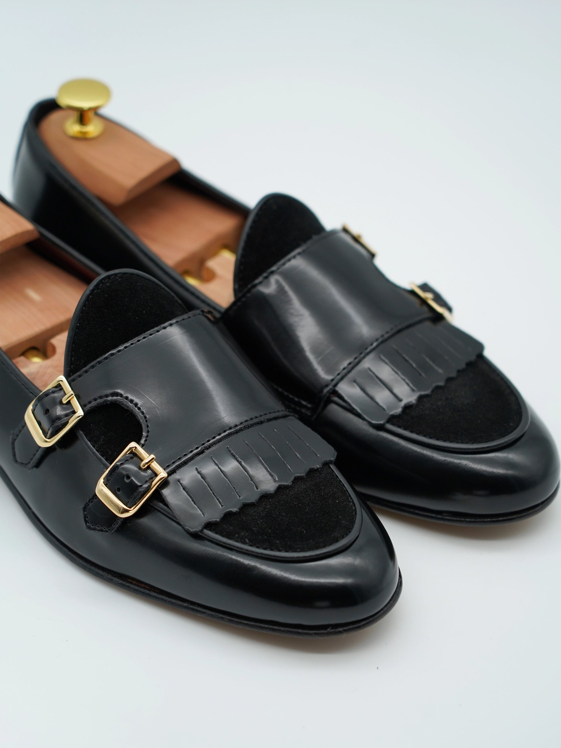 Mocassino doppiafibbia con frange abrasivato e camoscio nero