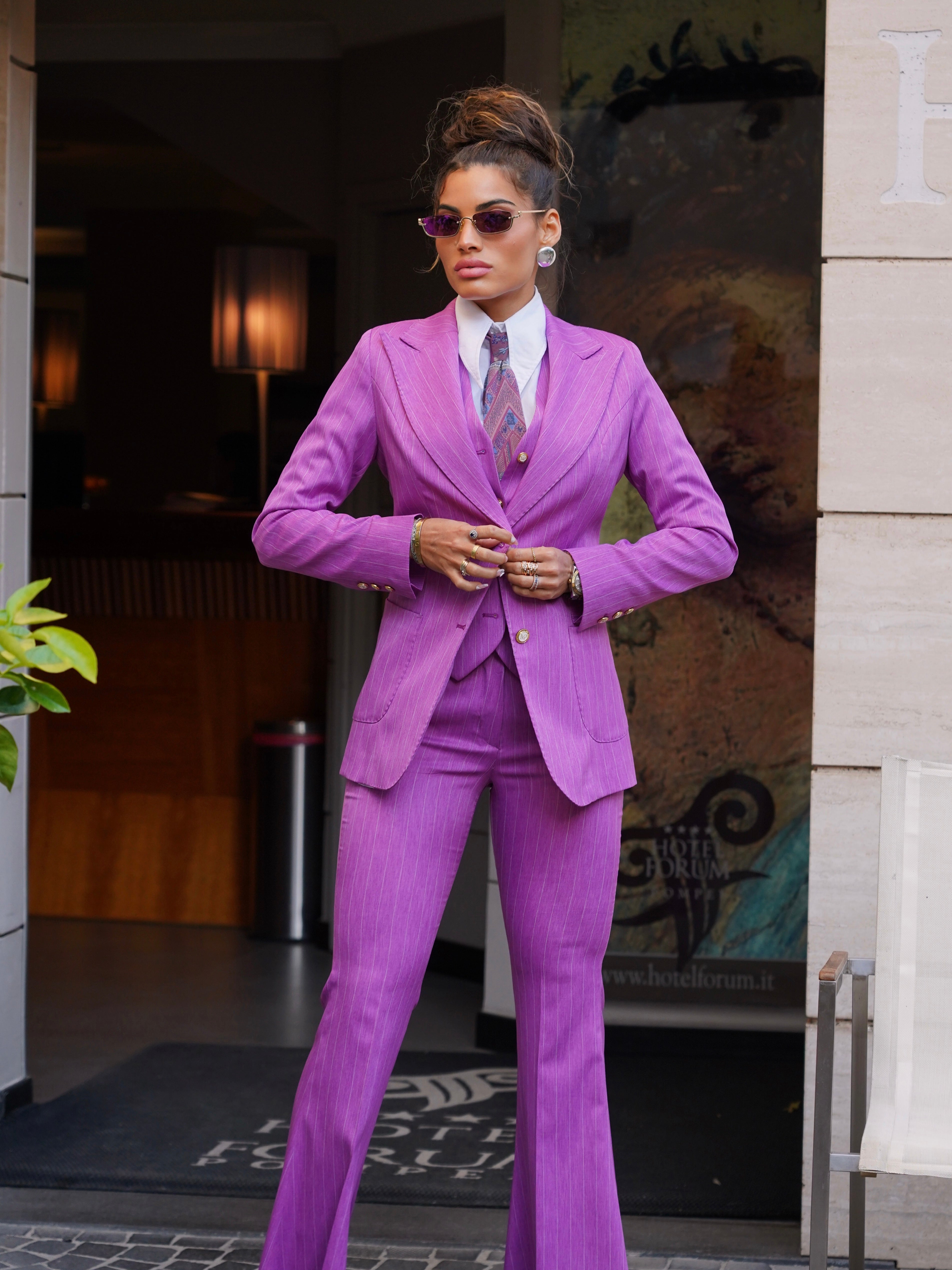 Tailleur gessato fucsia rever a lancia tre pezzi con bottoni oro