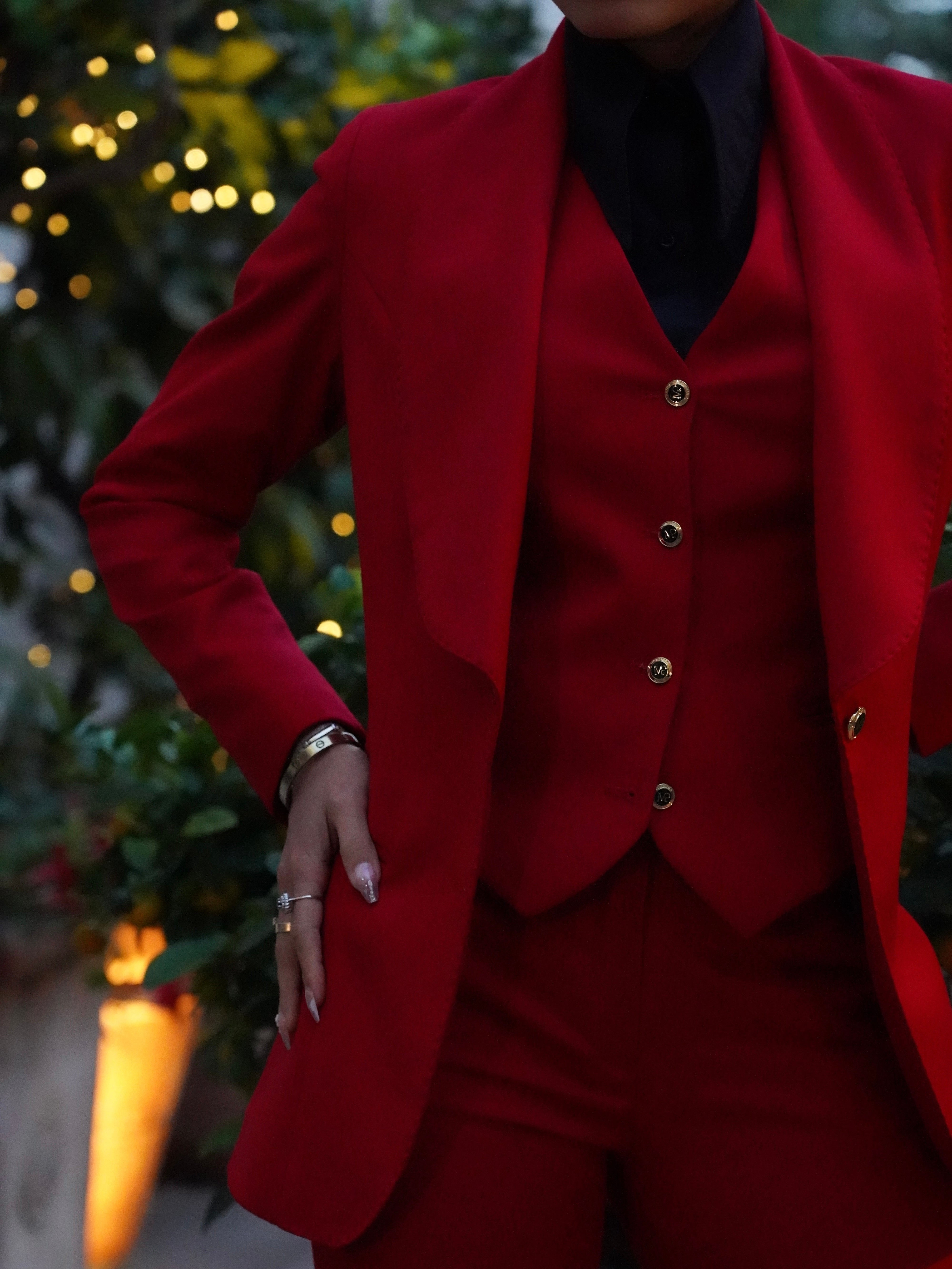 Tailleur collo a scialle tre pezzi rosso con bottoni oro.