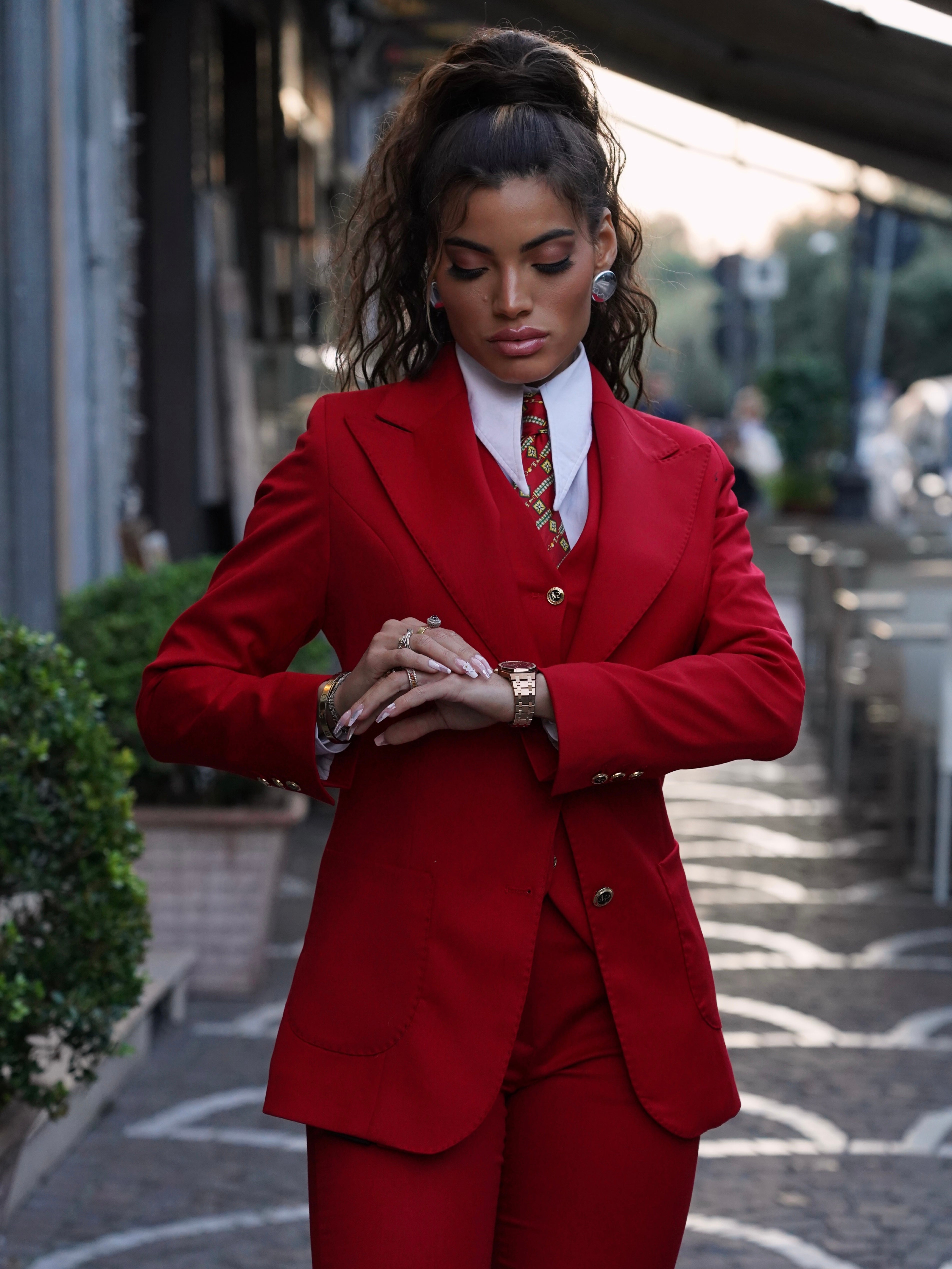 Tailleur rosso rever a lancia tre pezzi con bottoni oro