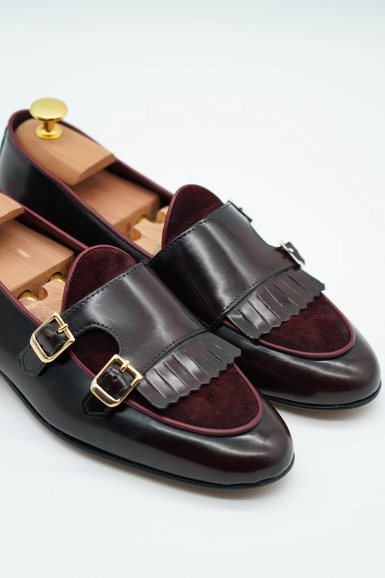 Mocassino doppiafibbia con frange abrasivato e camoscio bordeaux