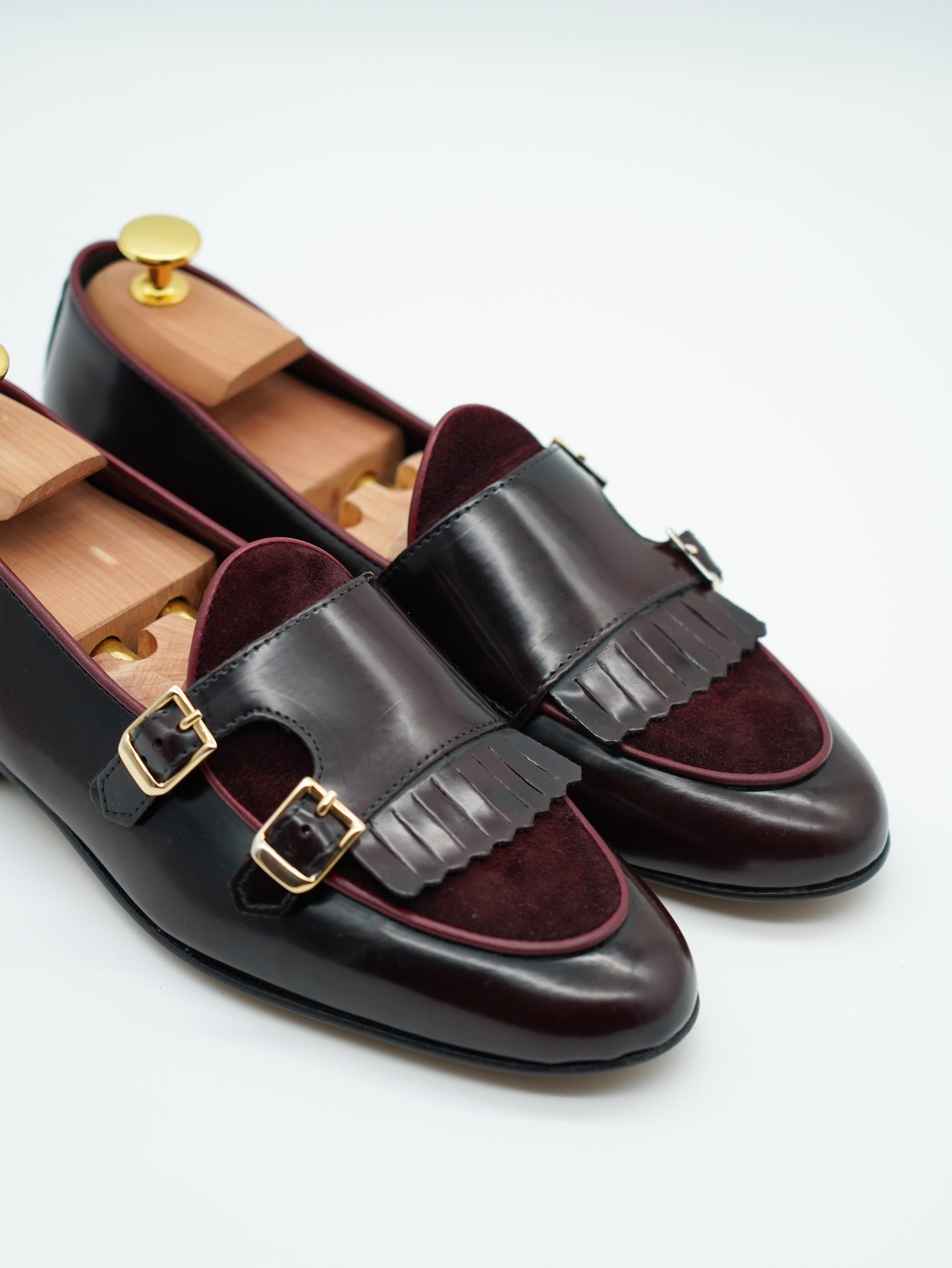 Mocassino doppiafibbia con frange abrasivato e camoscio bordeaux