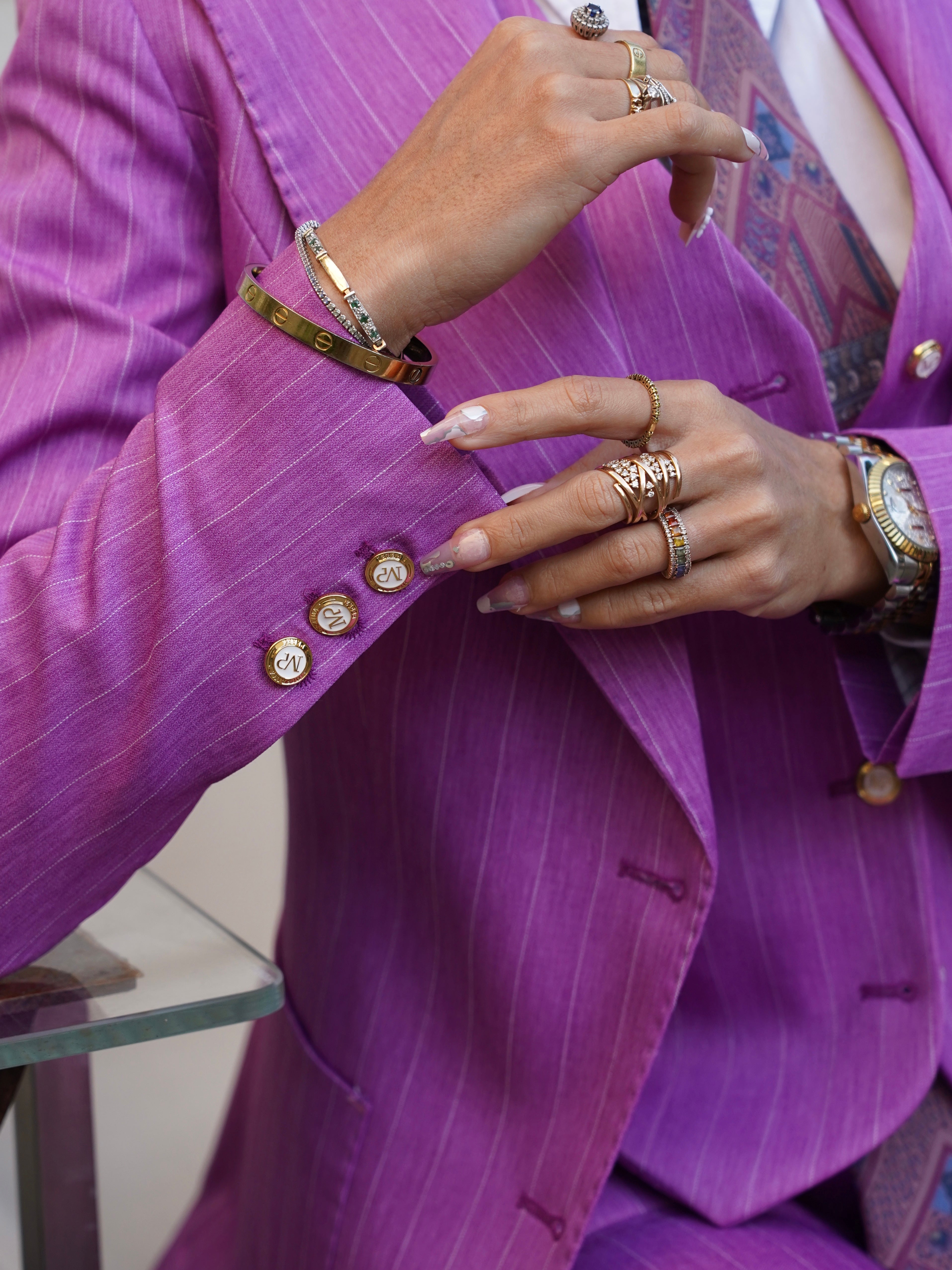 Tailleur gessato fucsia rever a lancia tre pezzi con bottoni oro