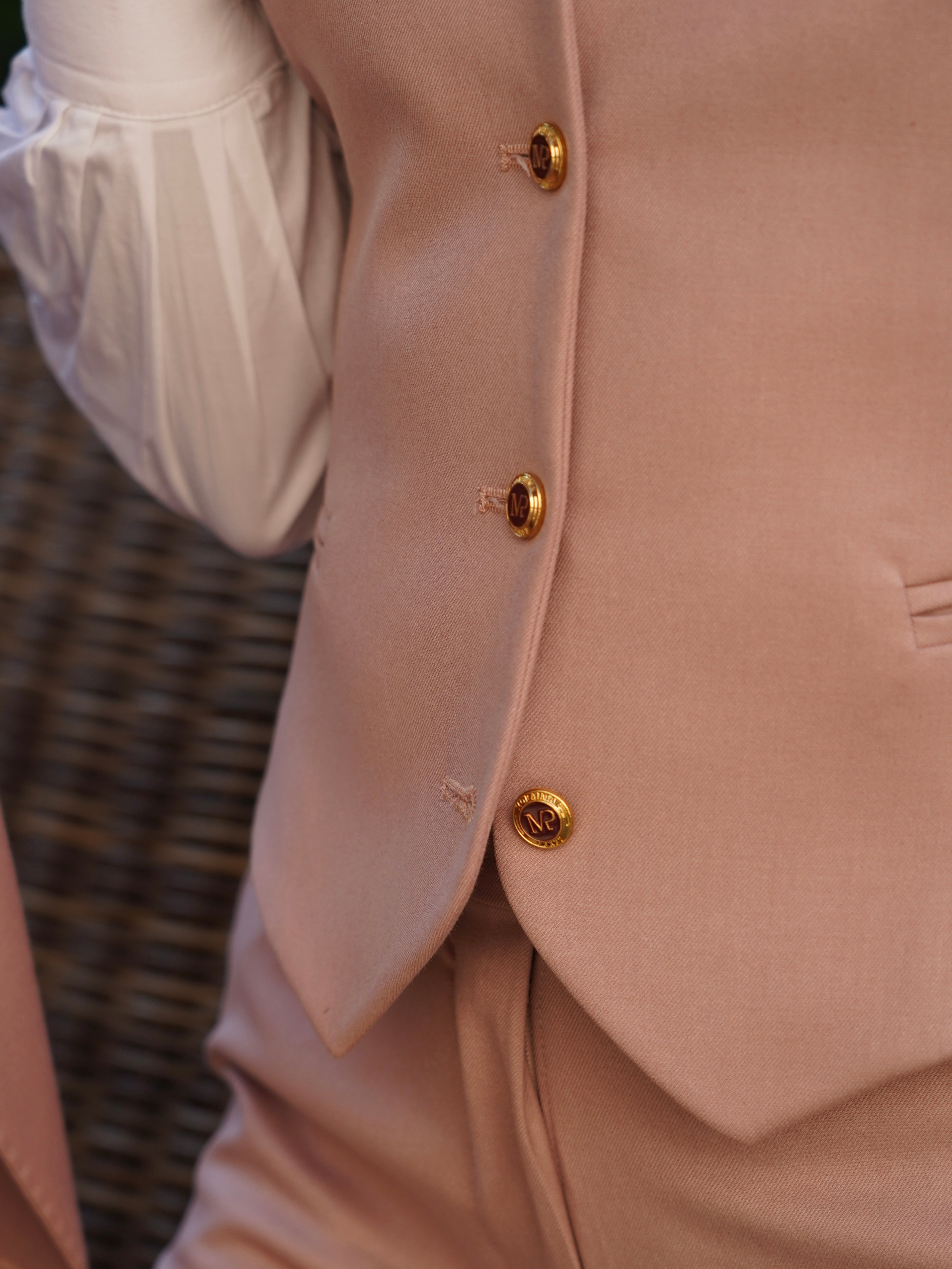 Tailleur rosa antico rever a lancia tre pezzi con bottoni oro