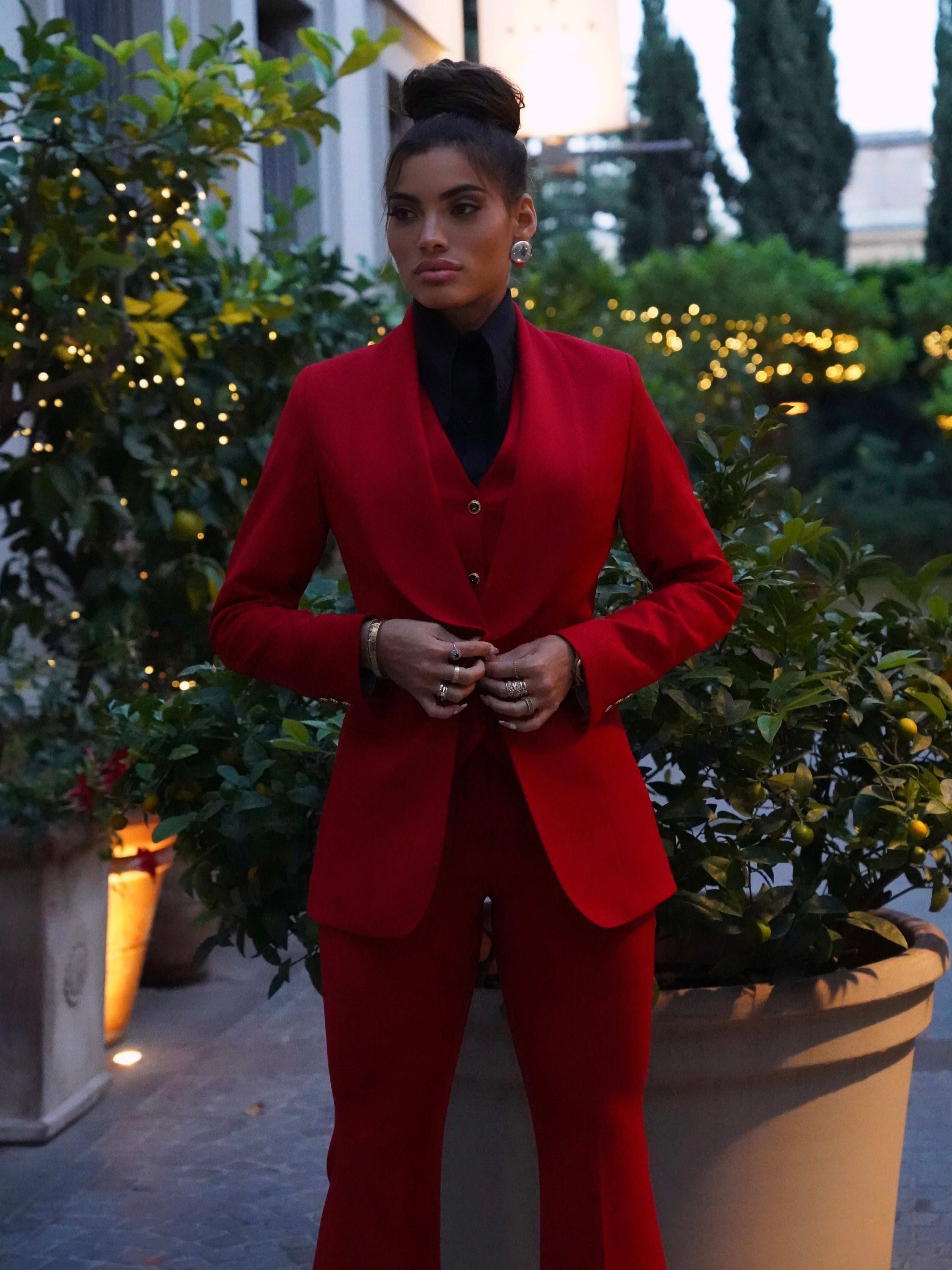 Tailleur collo a scialle tre pezzi rosso con bottoni oro.