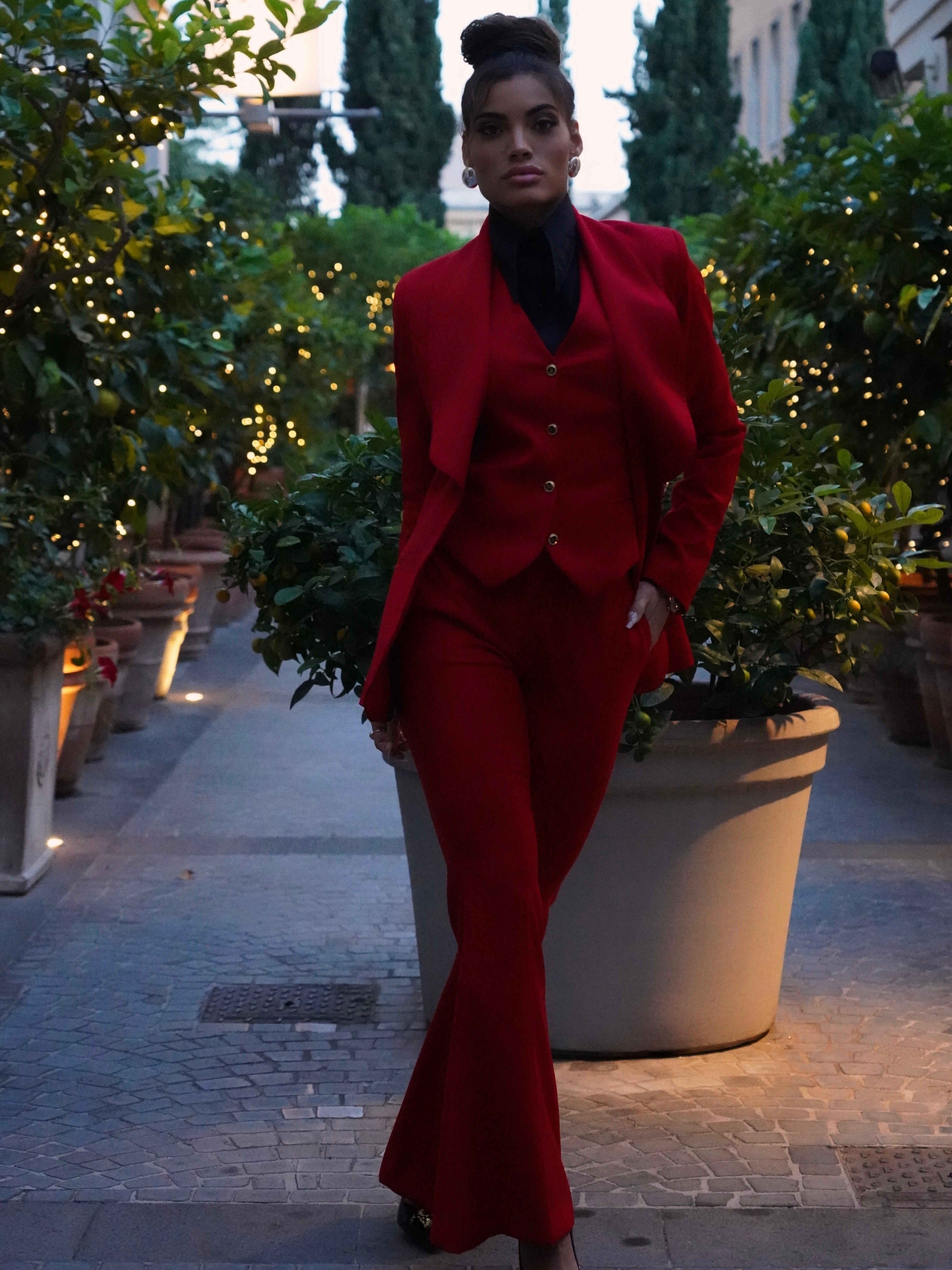 Tailleur collo a scialle tre pezzi rosso con bottoni oro.