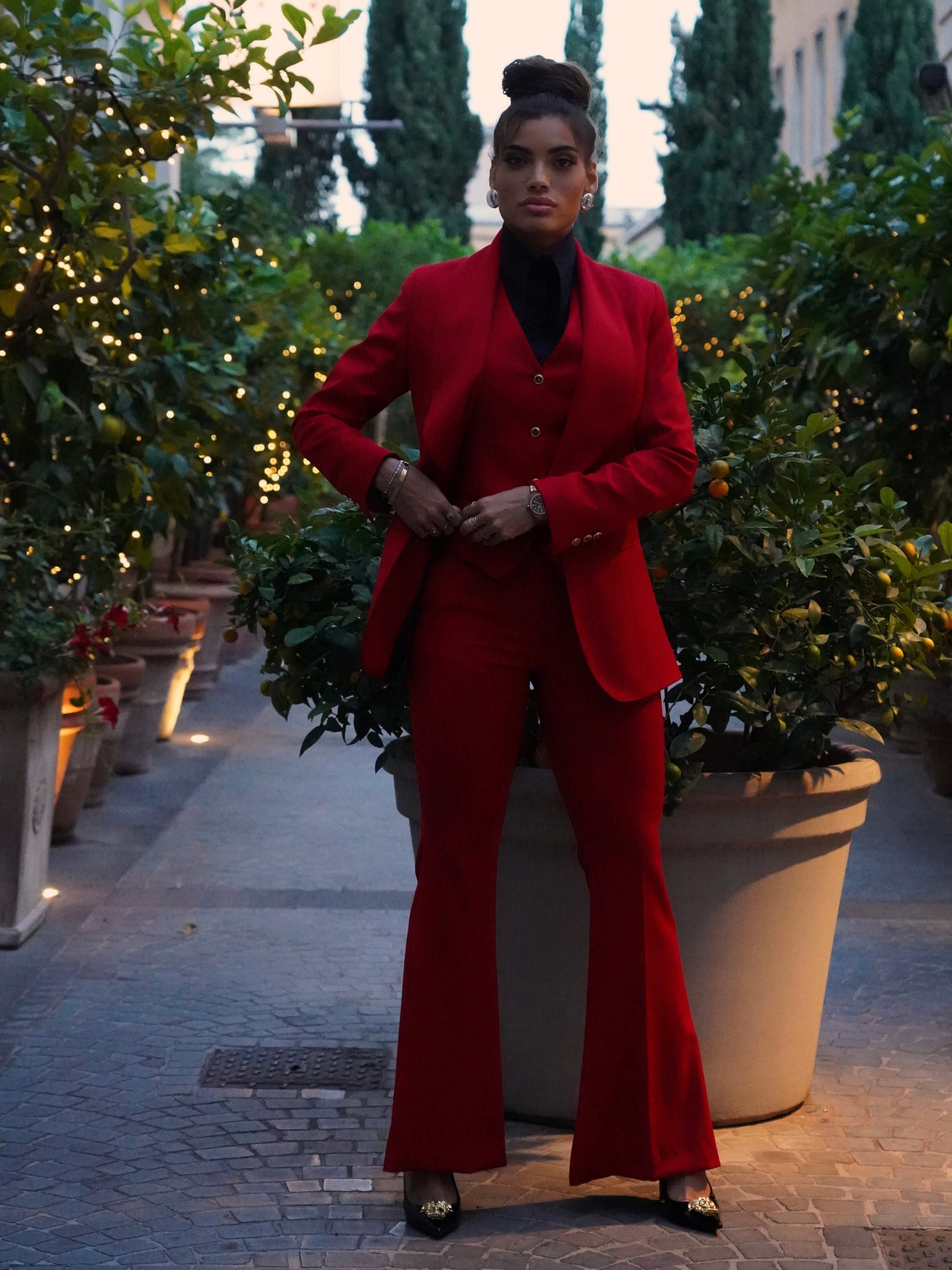 Tailleur collo a scialle tre pezzi rosso con bottoni oro.