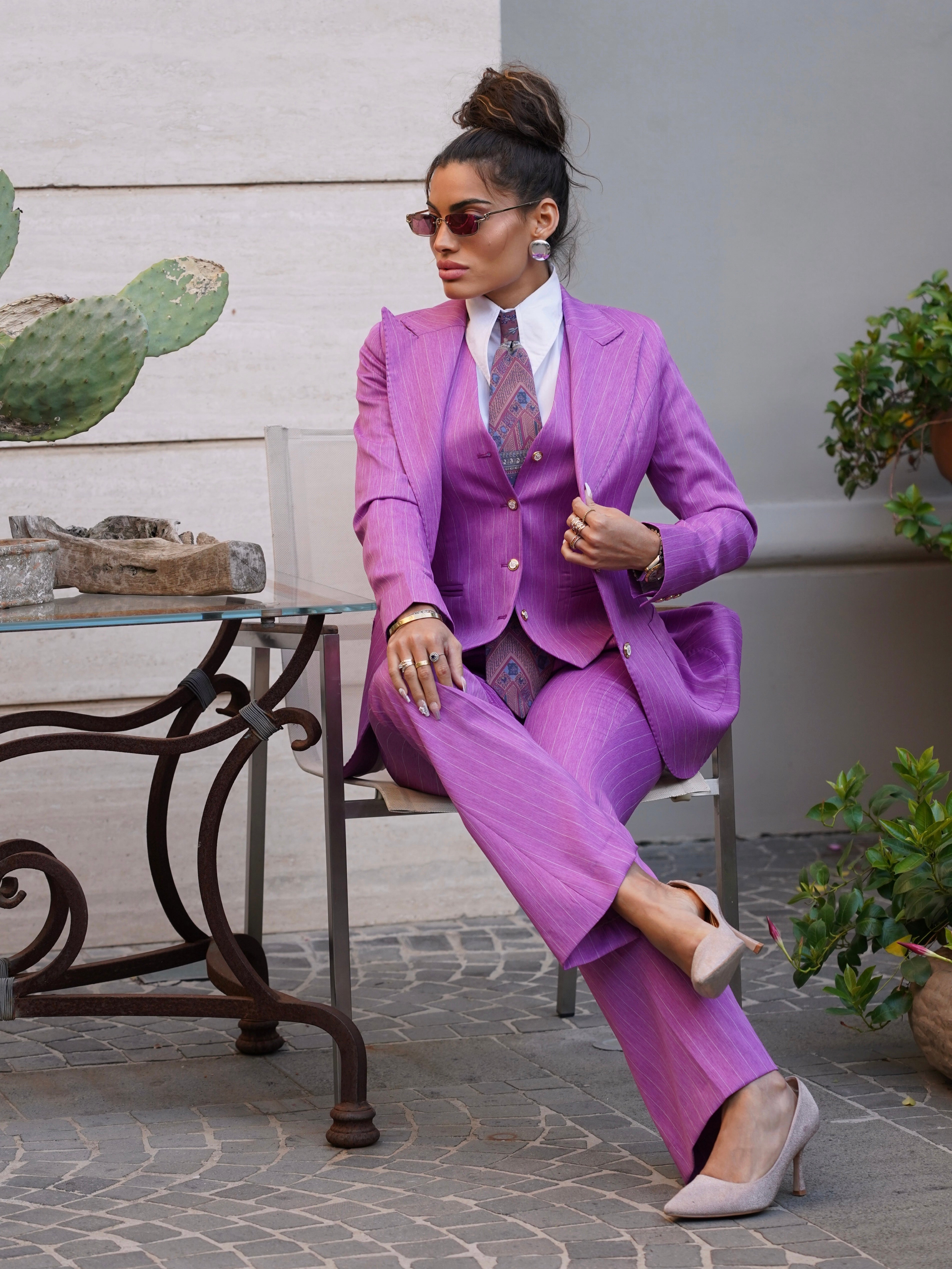 Tailleur gessato fucsia rever a lancia tre pezzi con bottoni oro