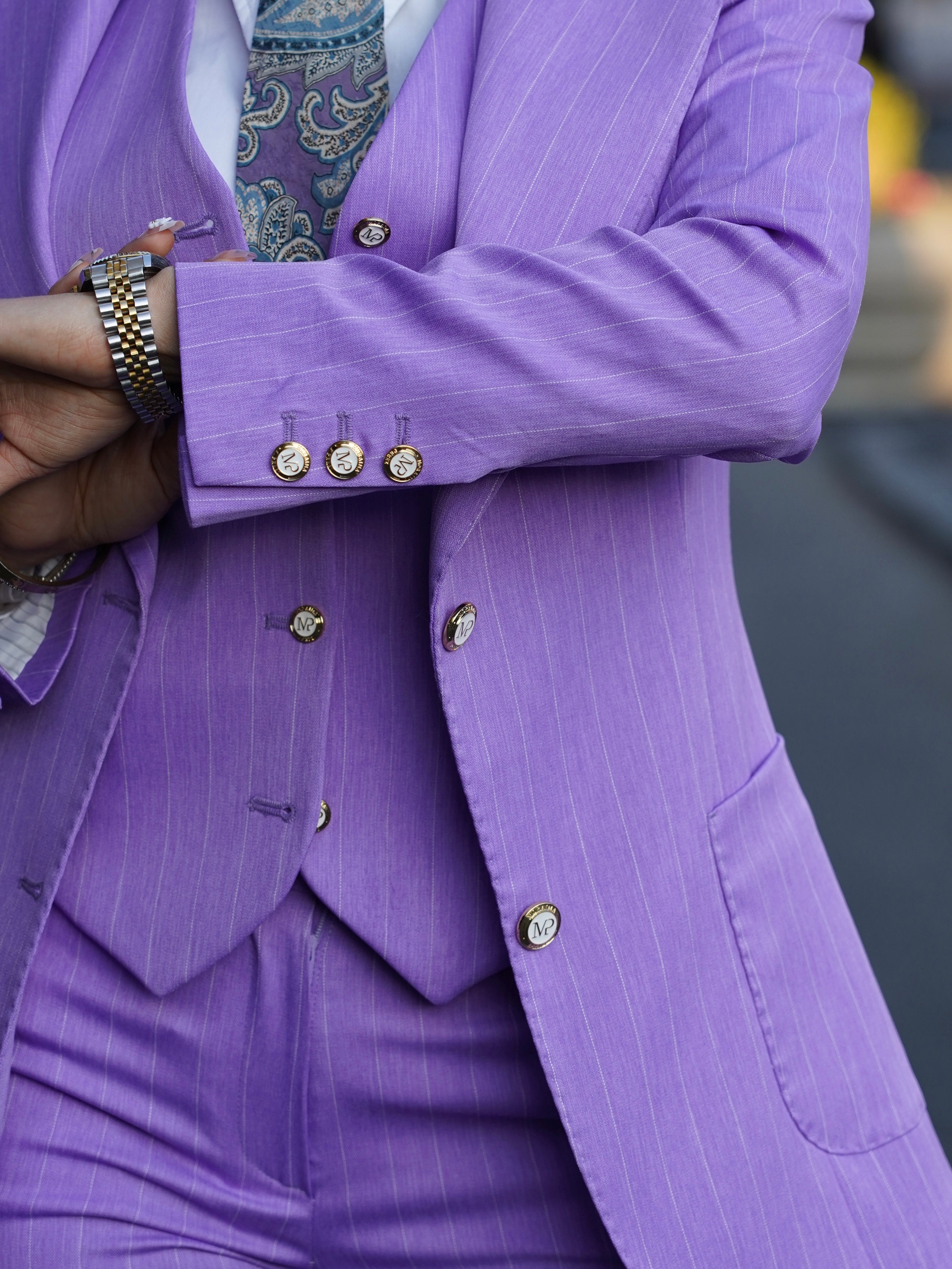 Tailleur gessato lilla rever a lancia tre pezzi con bottoni oro