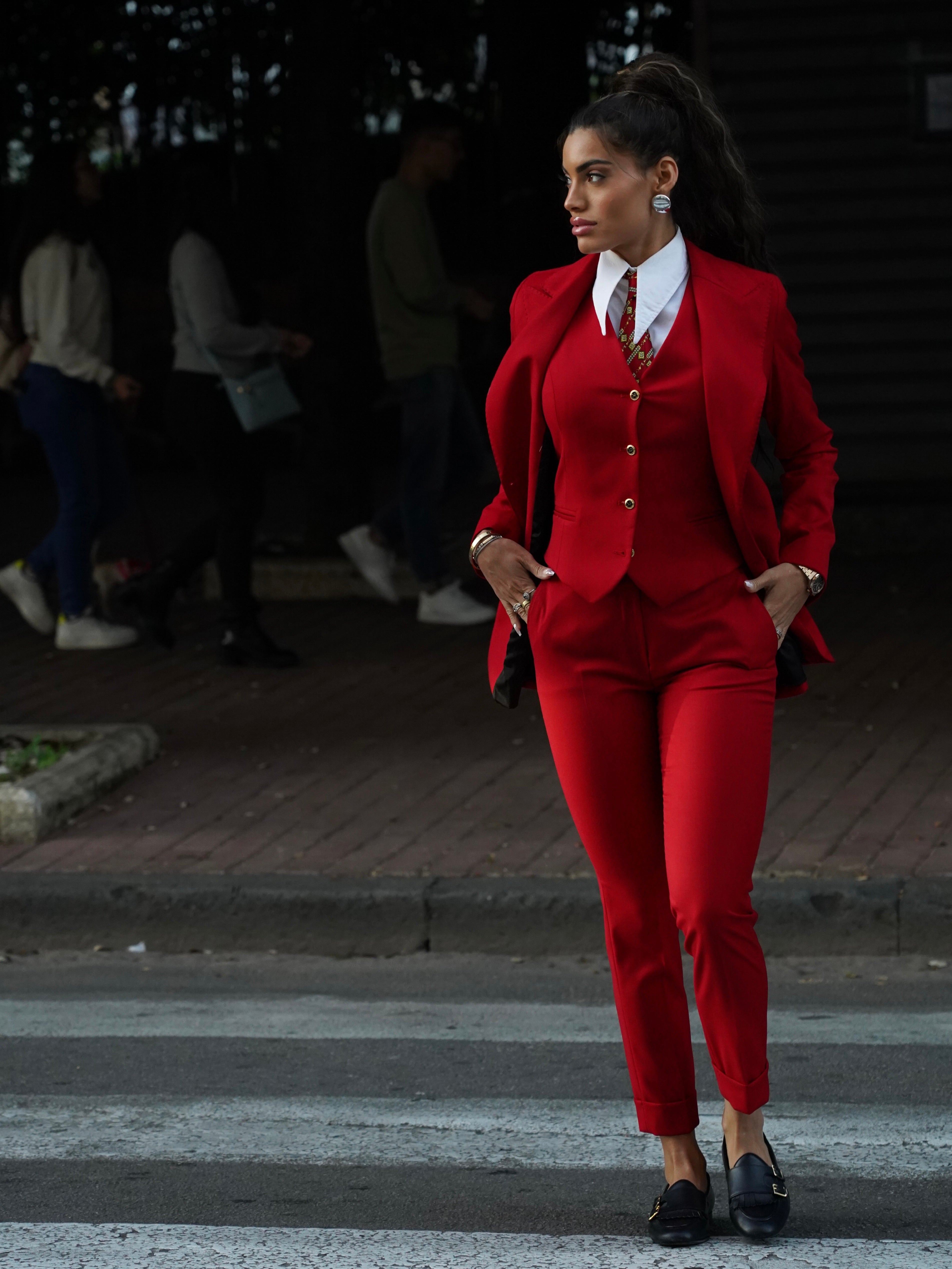 Tailleur rosso rever a lancia tre pezzi con bottoni oro