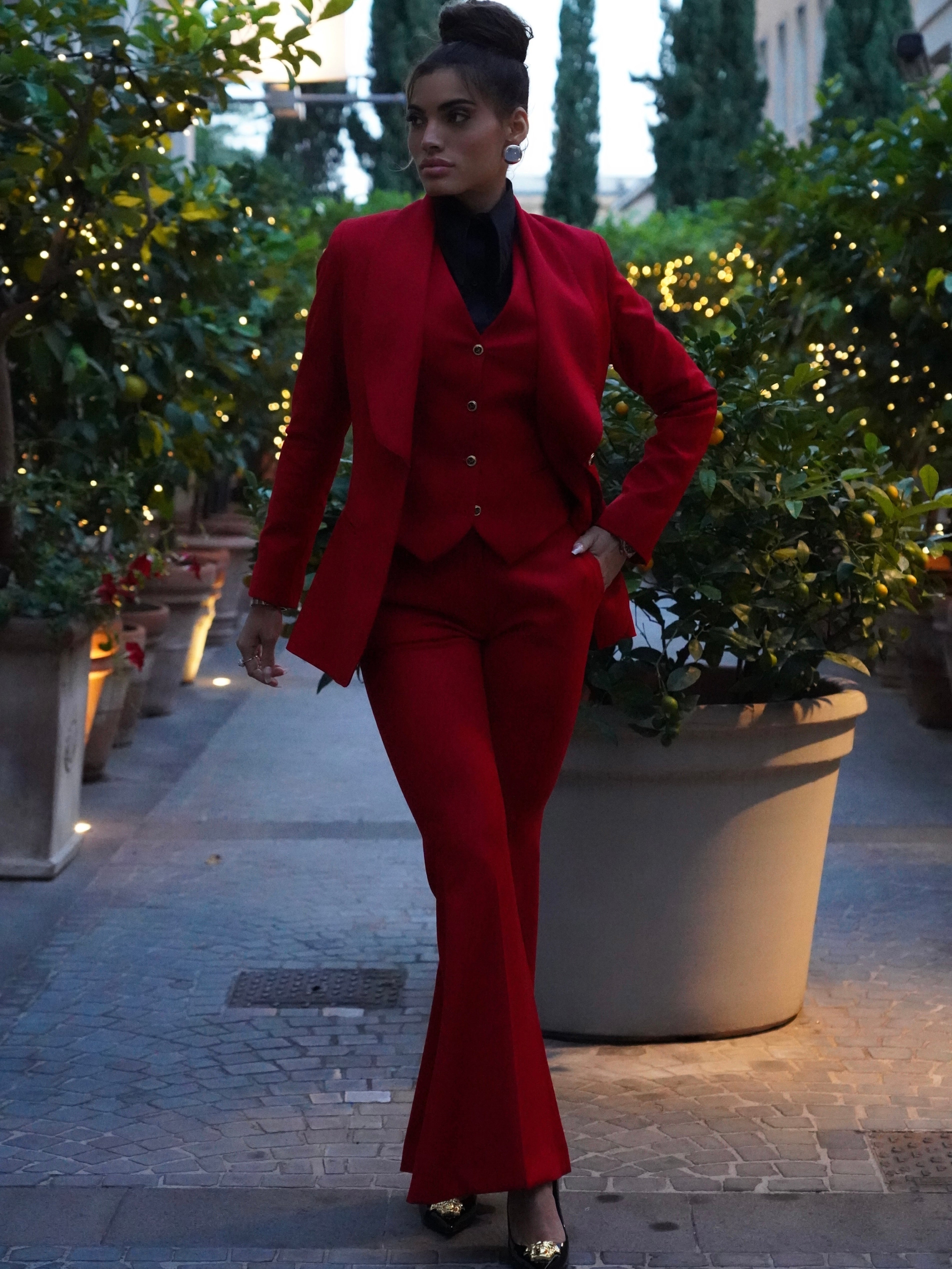 Tailleur collo a scialle tre pezzi rosso con bottoni oro.