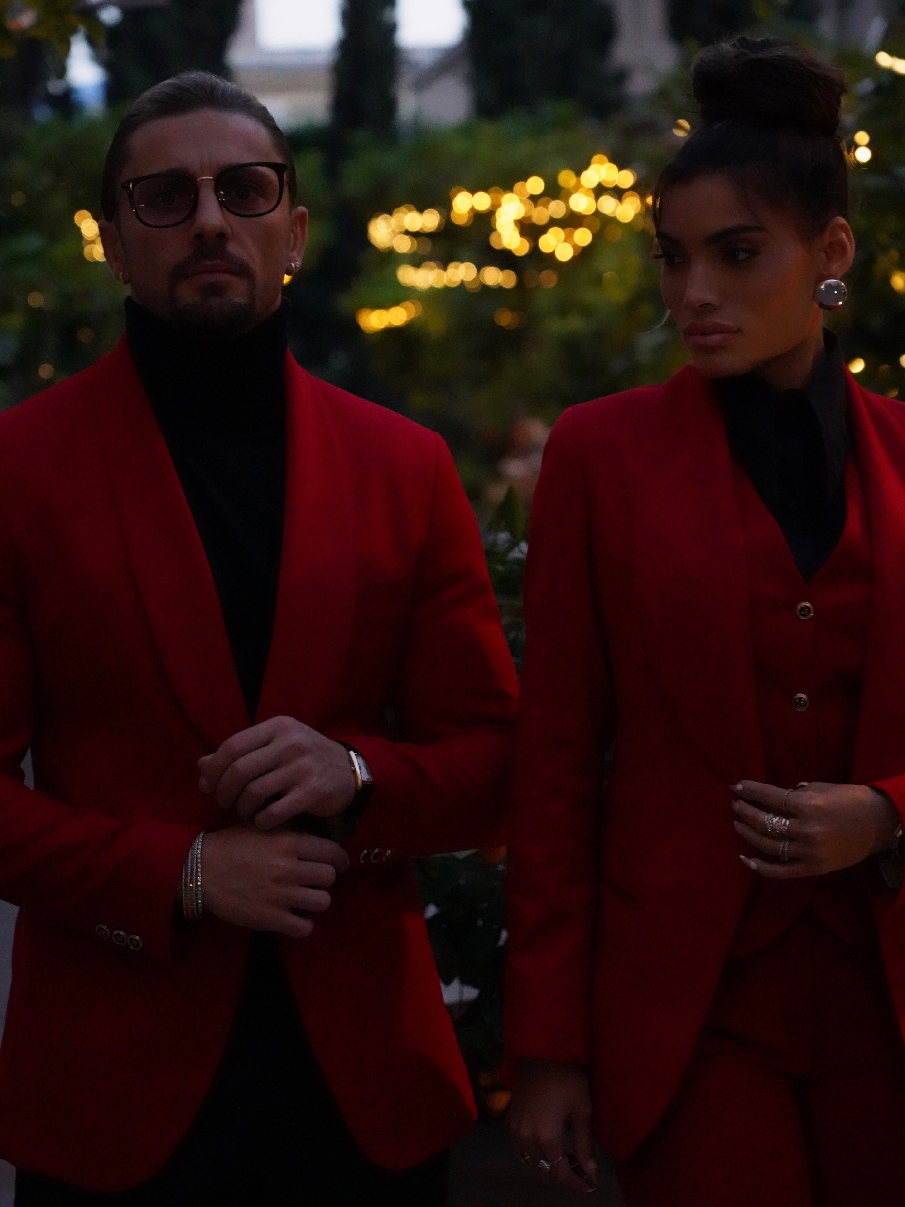 Tailleur collo a scialle tre pezzi rosso con bottoni oro.