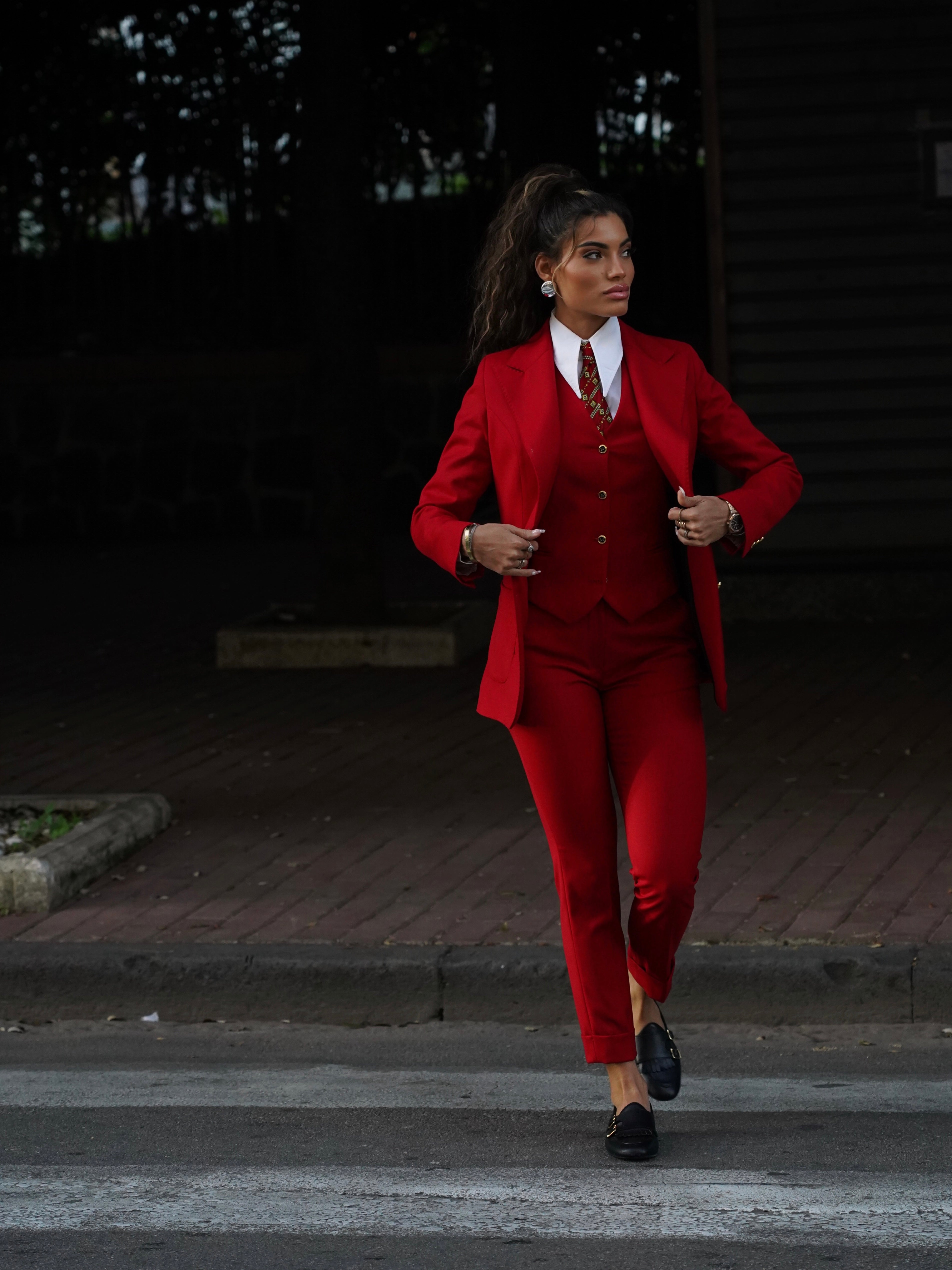 Tailleur rosso rever a lancia tre pezzi con bottoni oro