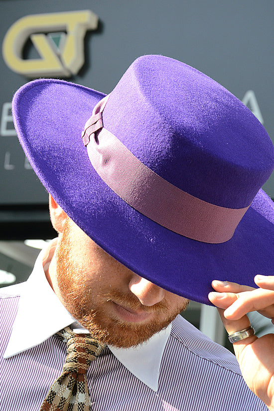 Cappello a cilindro piatto in feltro viola