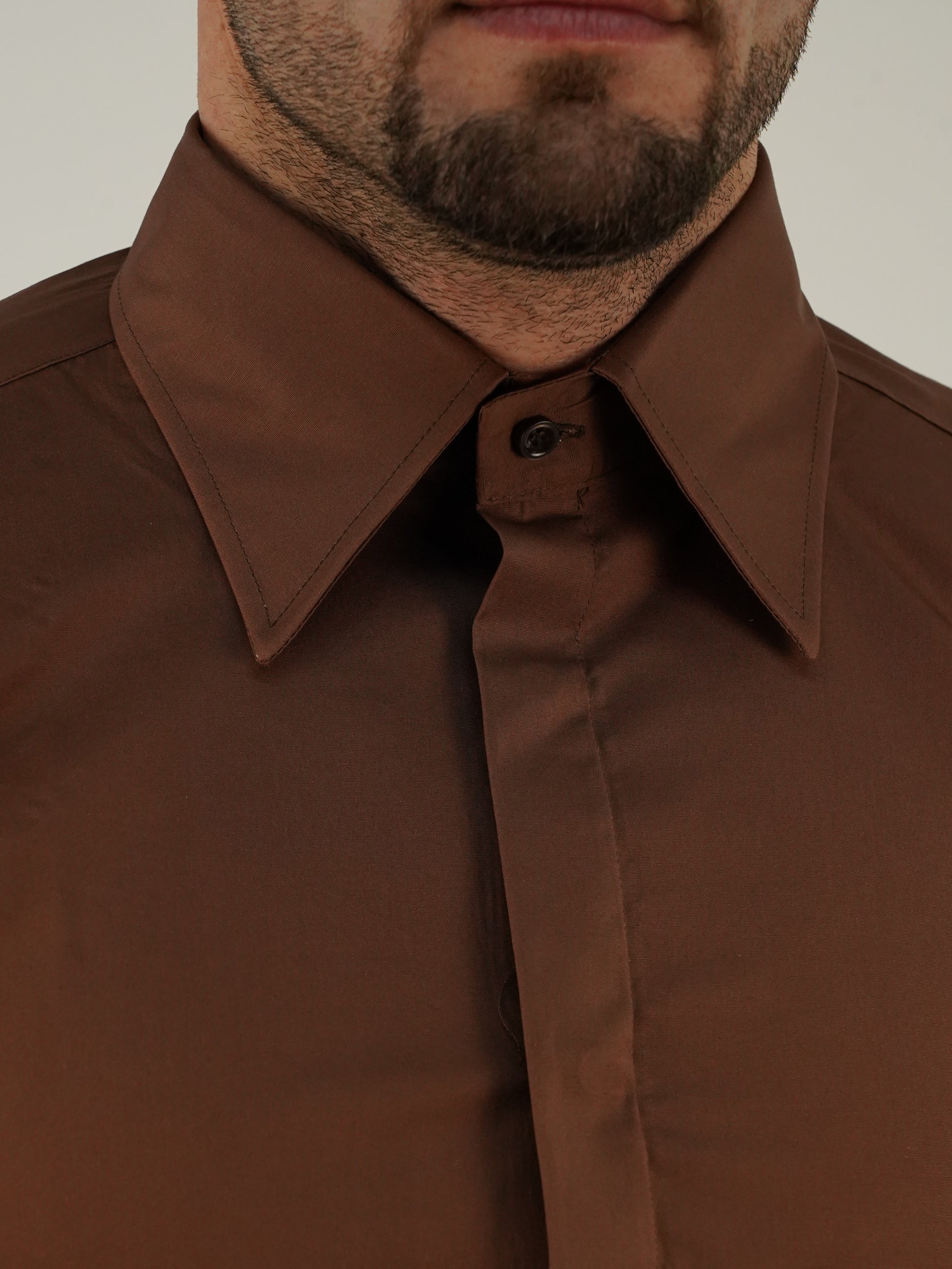 Camicia collo a vela con bottoni a scomparsa sigaro