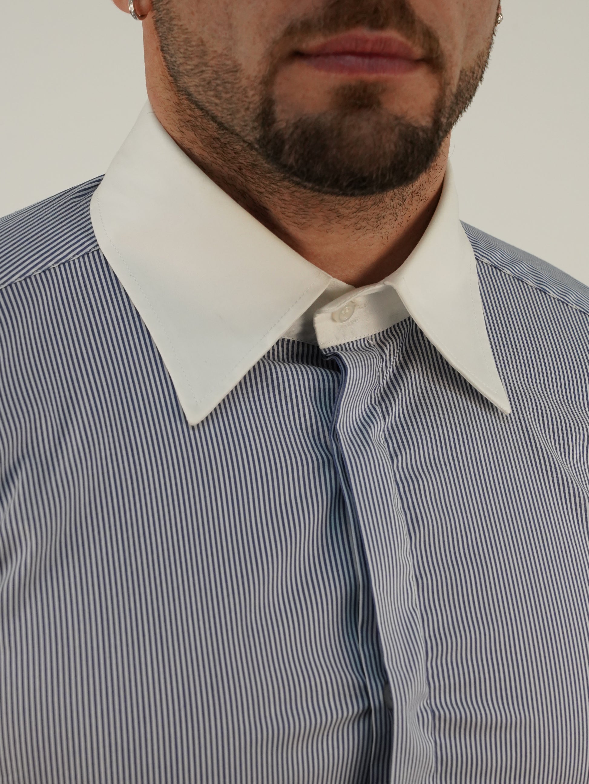 Camicia fantasia mille righe collo a vela con bottoni a scomparsa blu